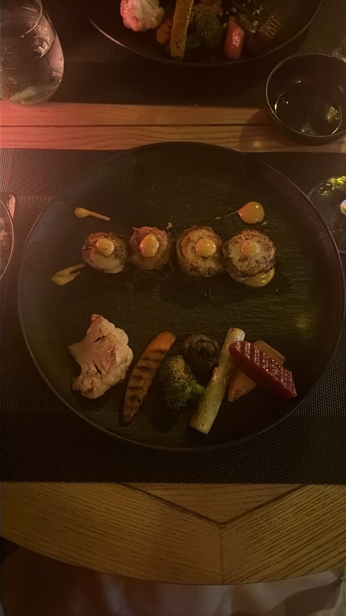 морские гребешки с овощами