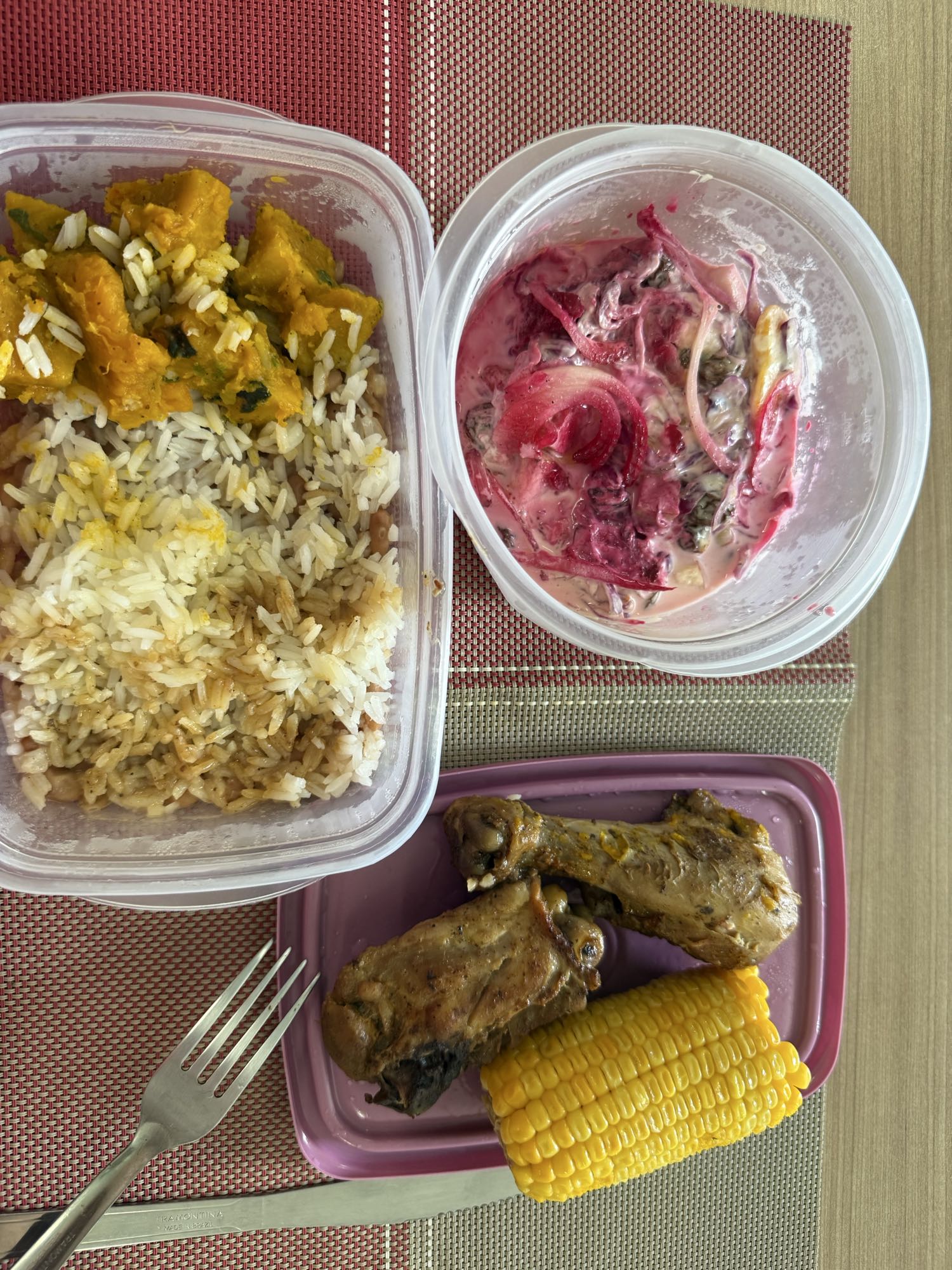 Frango, arroz, salada e milho