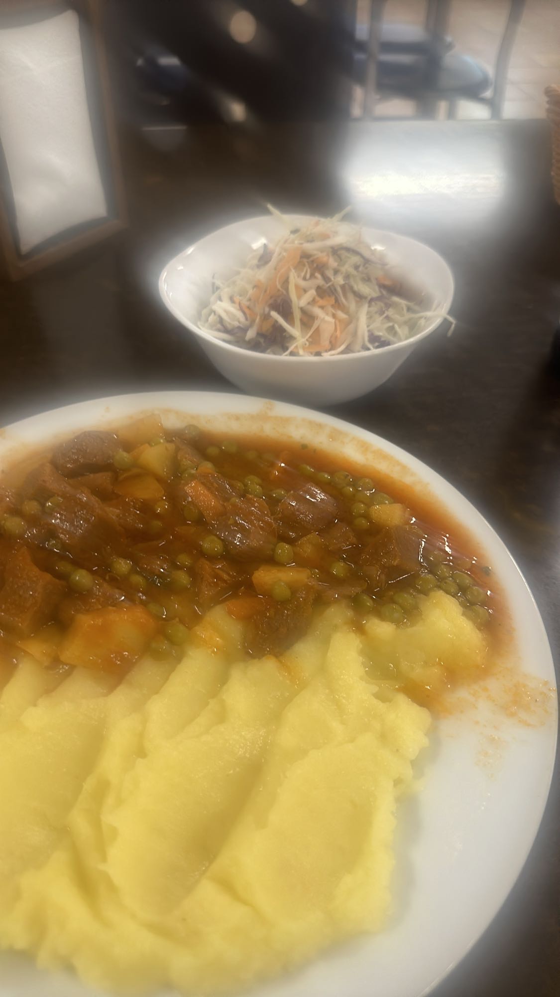 Tocană cu mămăligă și salată