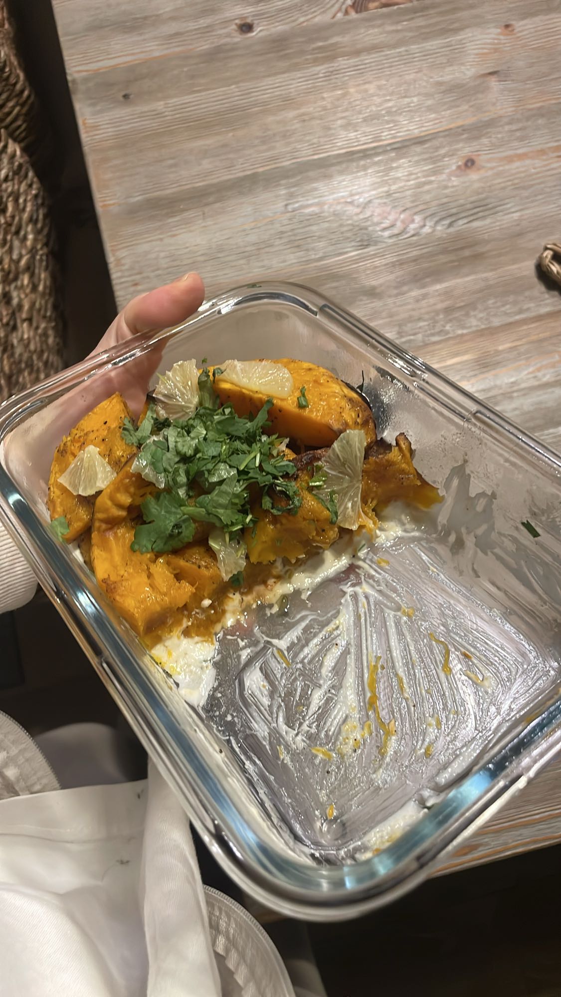 Pieczona dynia z jogurtem i tahini