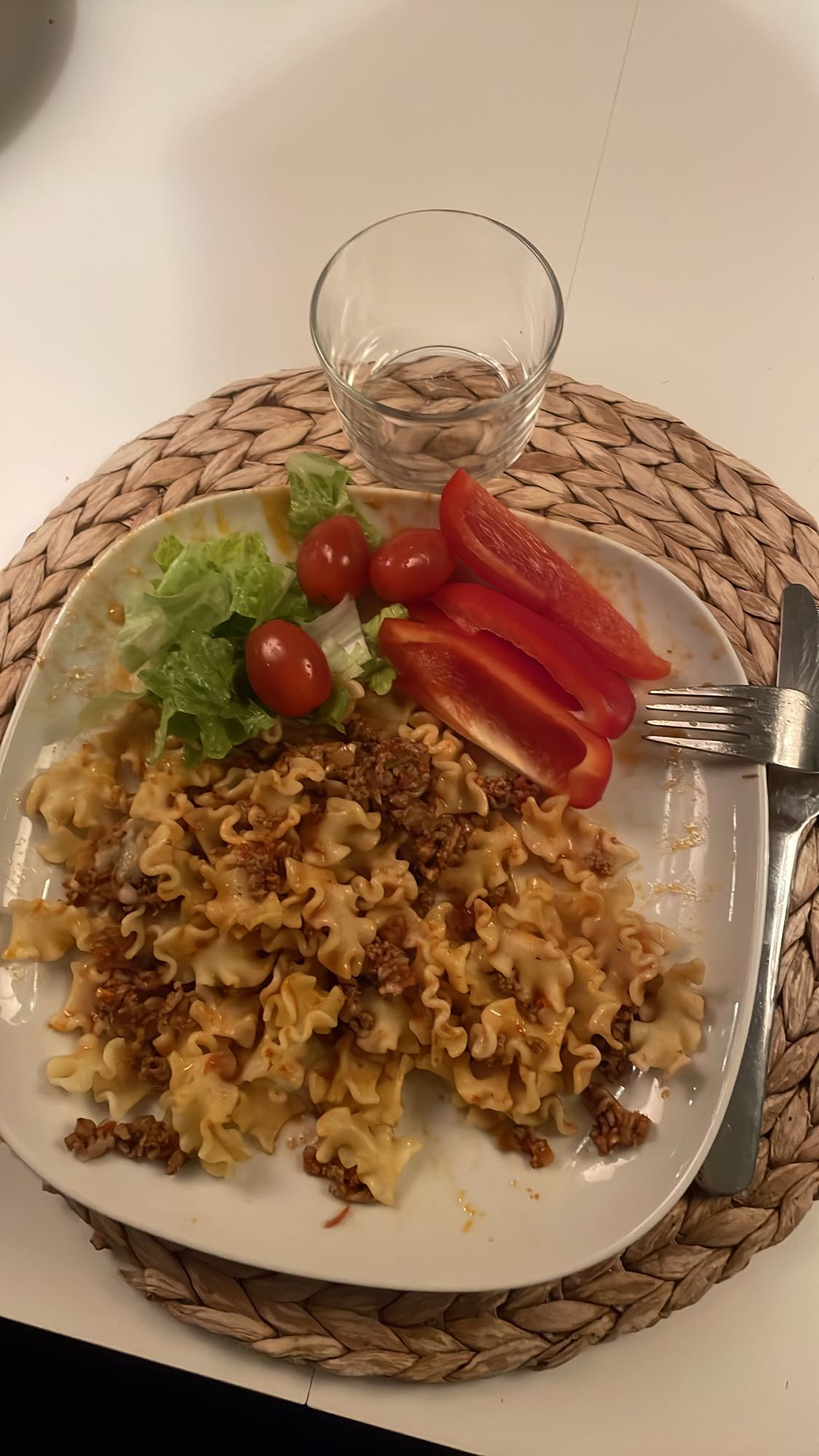 Pasta med köttfärs & sallad