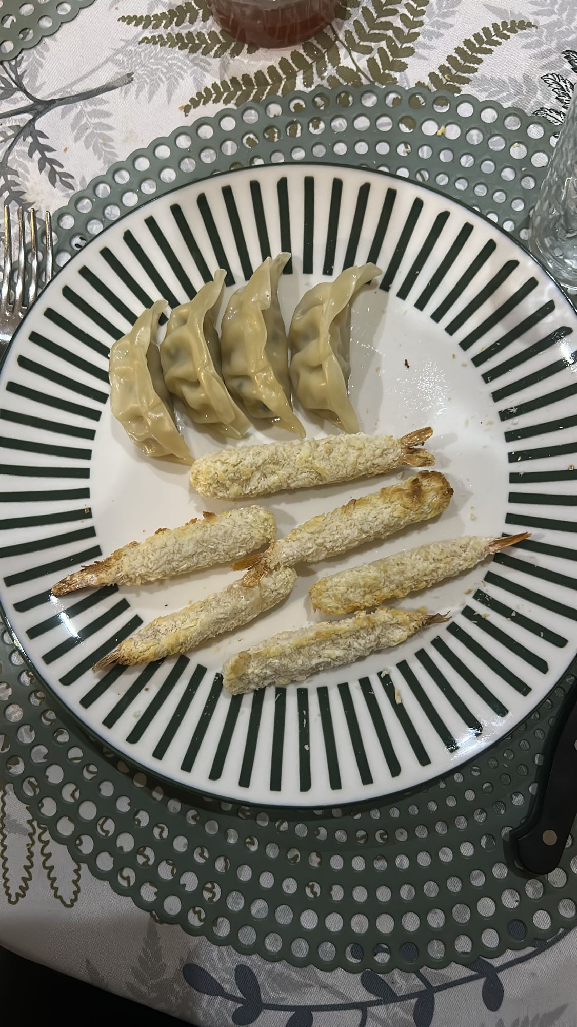 Crevettes panées et raviolis