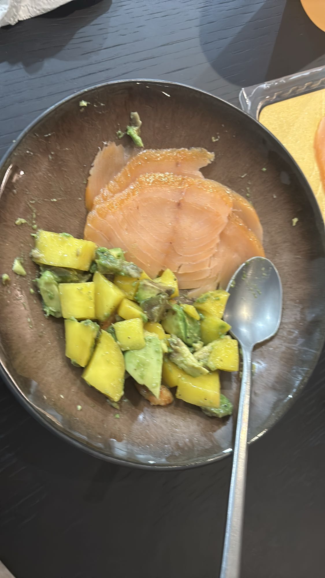 Saumon et salade mangue