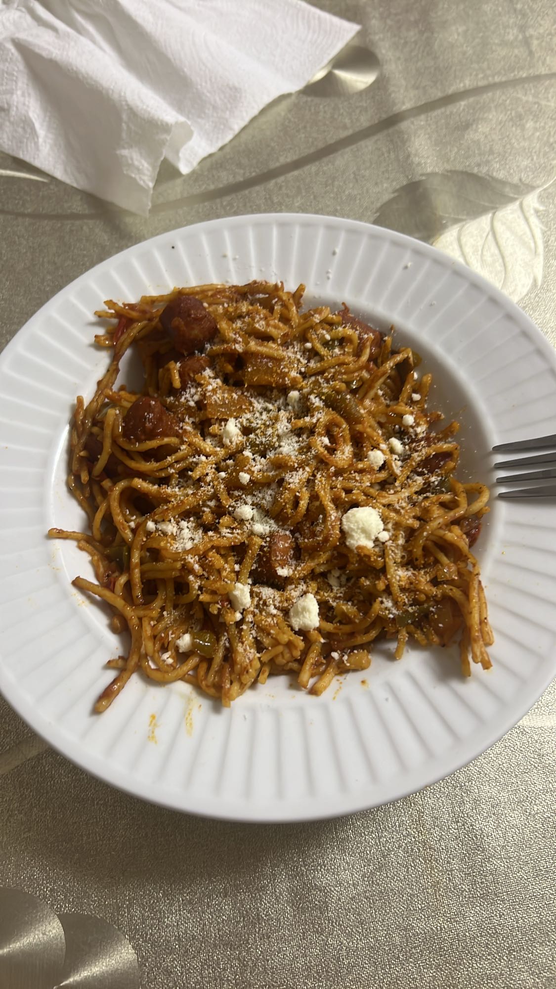 Spaghete cu sos și brânză