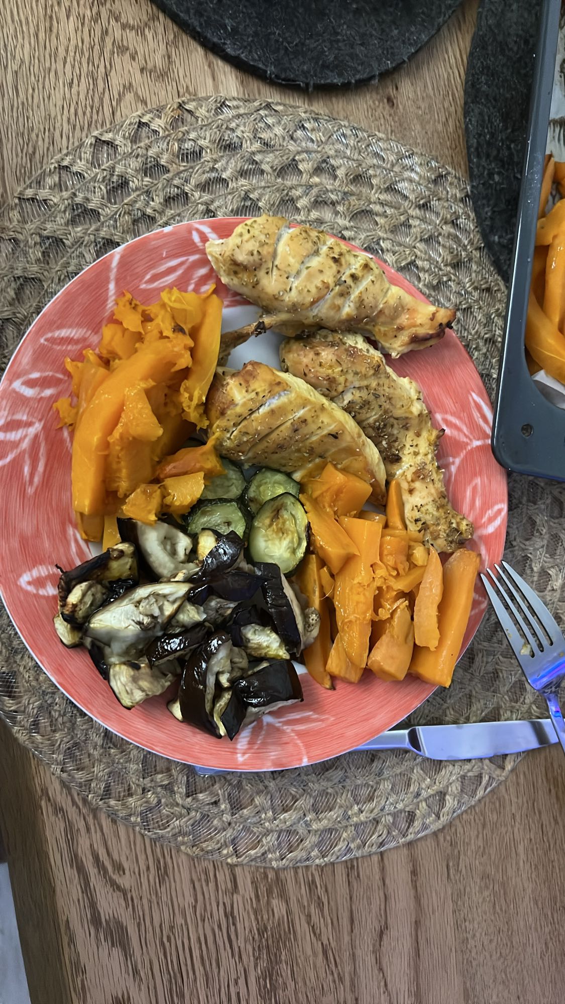 Tavuk ve sebze tabağı