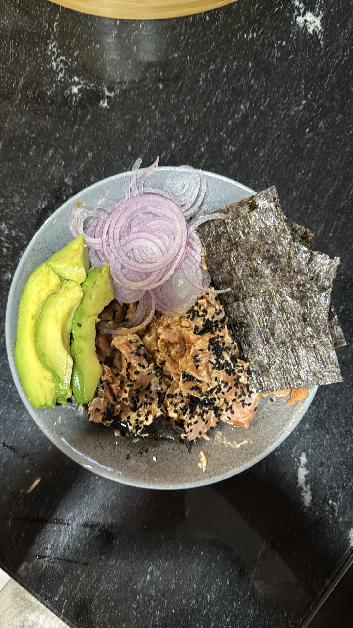 Tigela de salmão e abacate