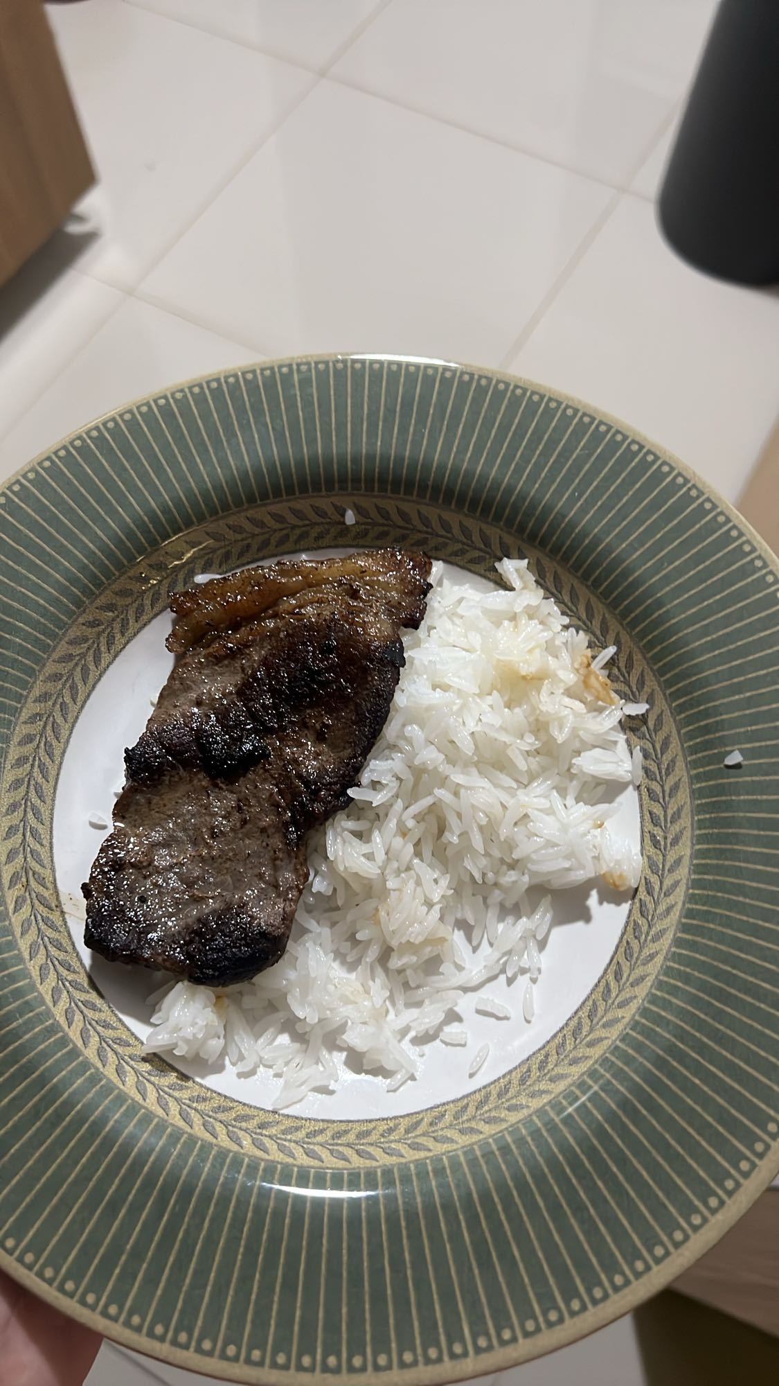 Arroz com carne grelhada