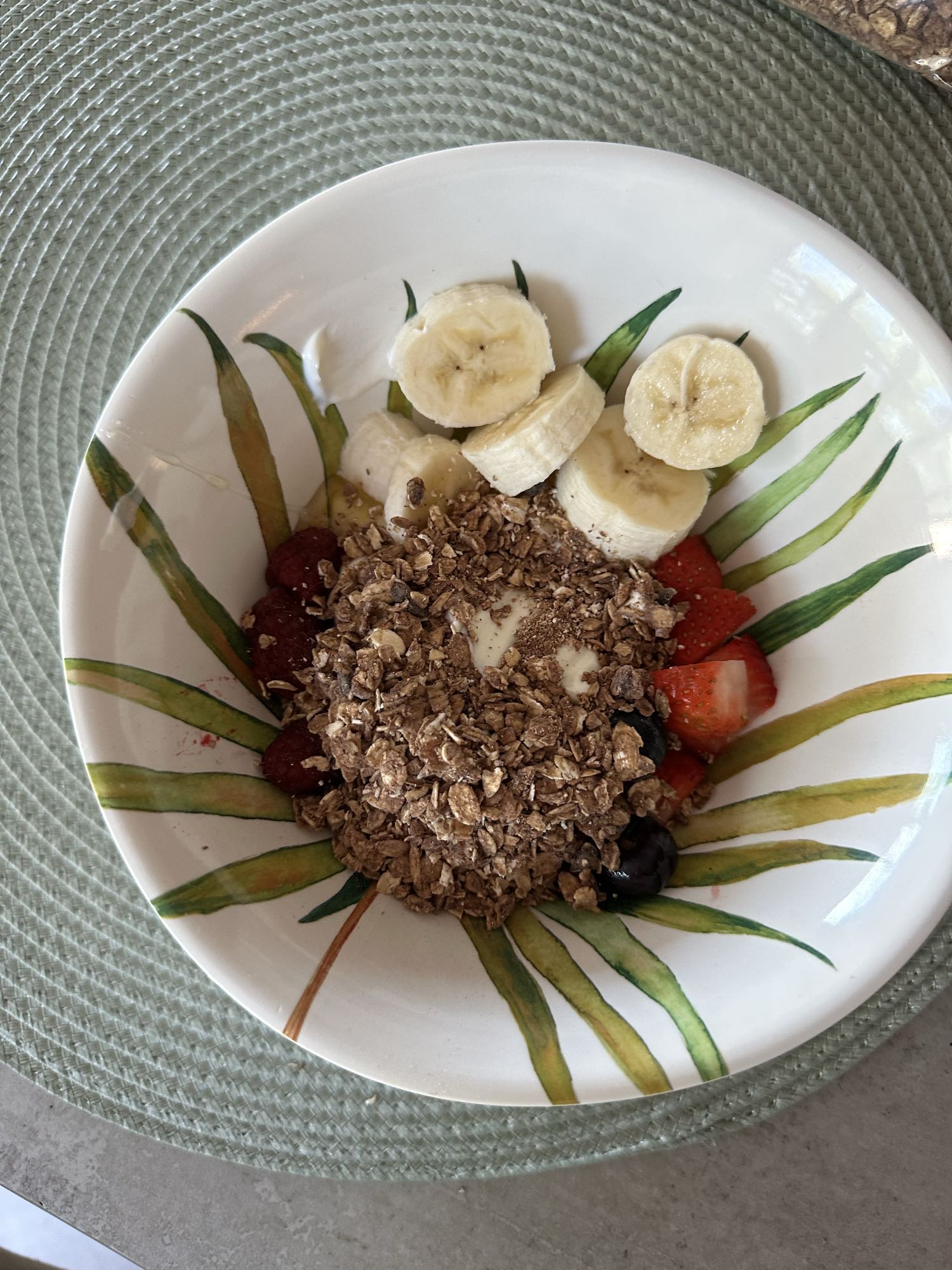 Yogur con frutas y granola