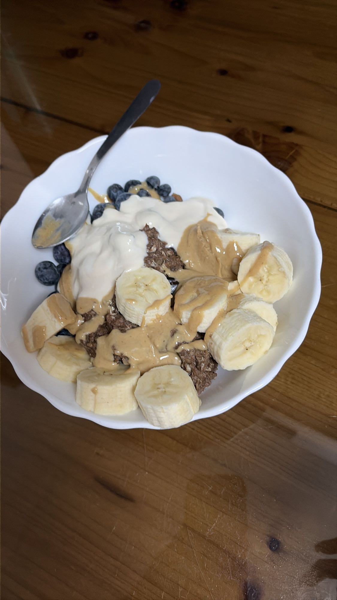 Terci de ovăz proteic cu fructe și iaurt