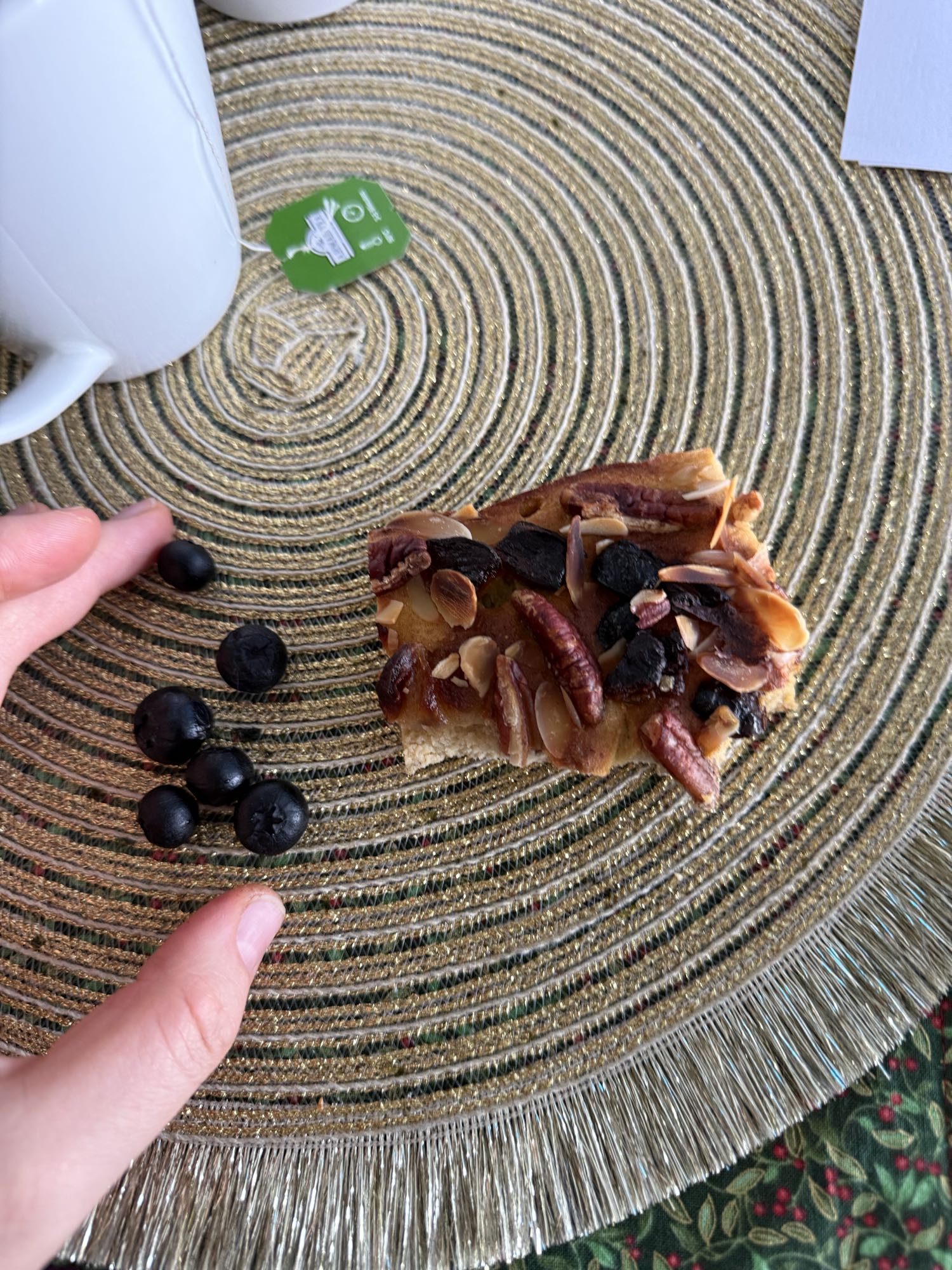 горіховий батончик з ягодами