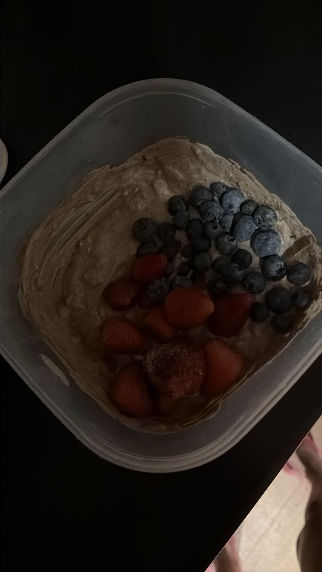 Gustare cu brânză cottage, iaurt, cacao și fructe