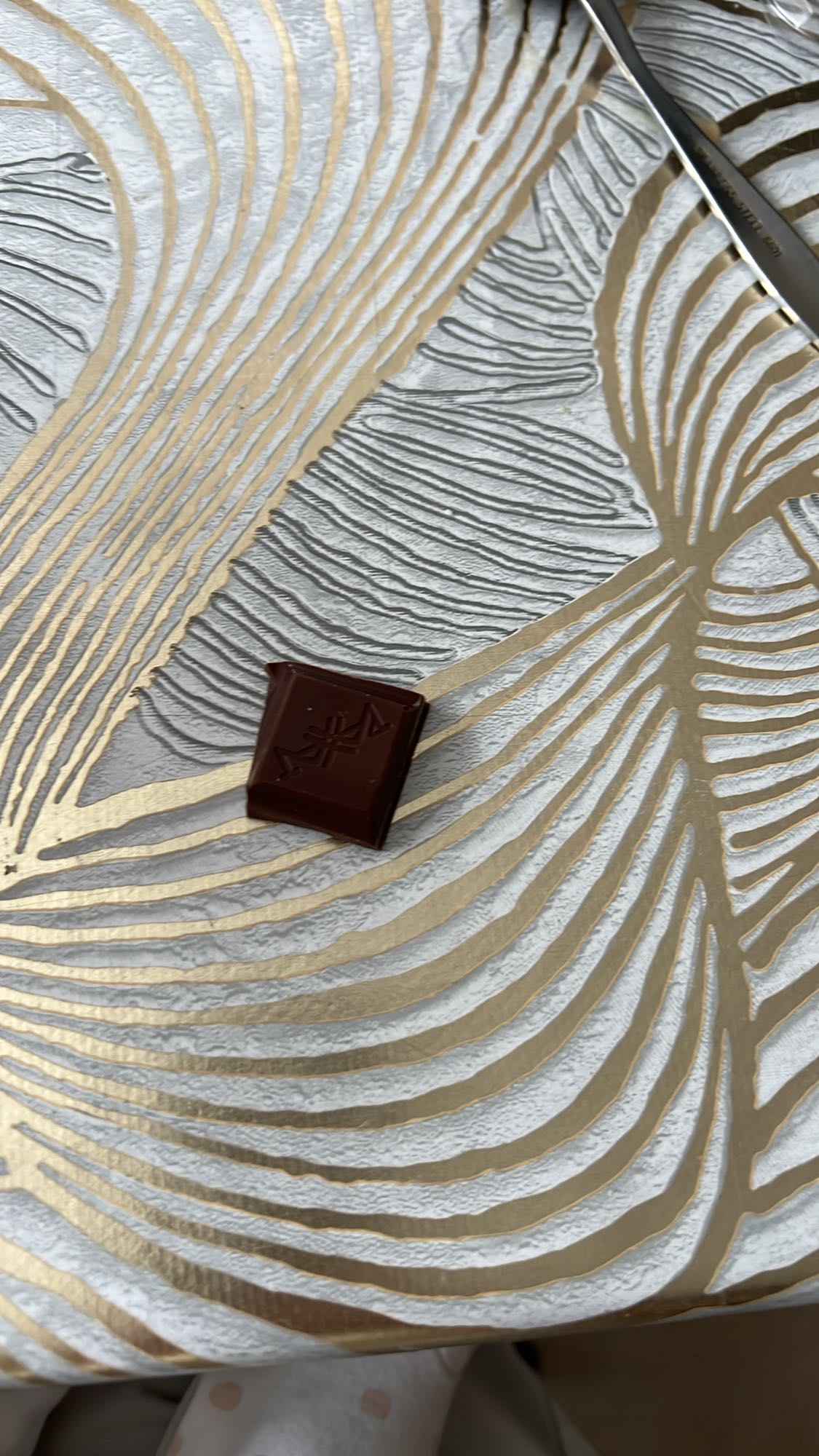 кусочек тёмного шоколада