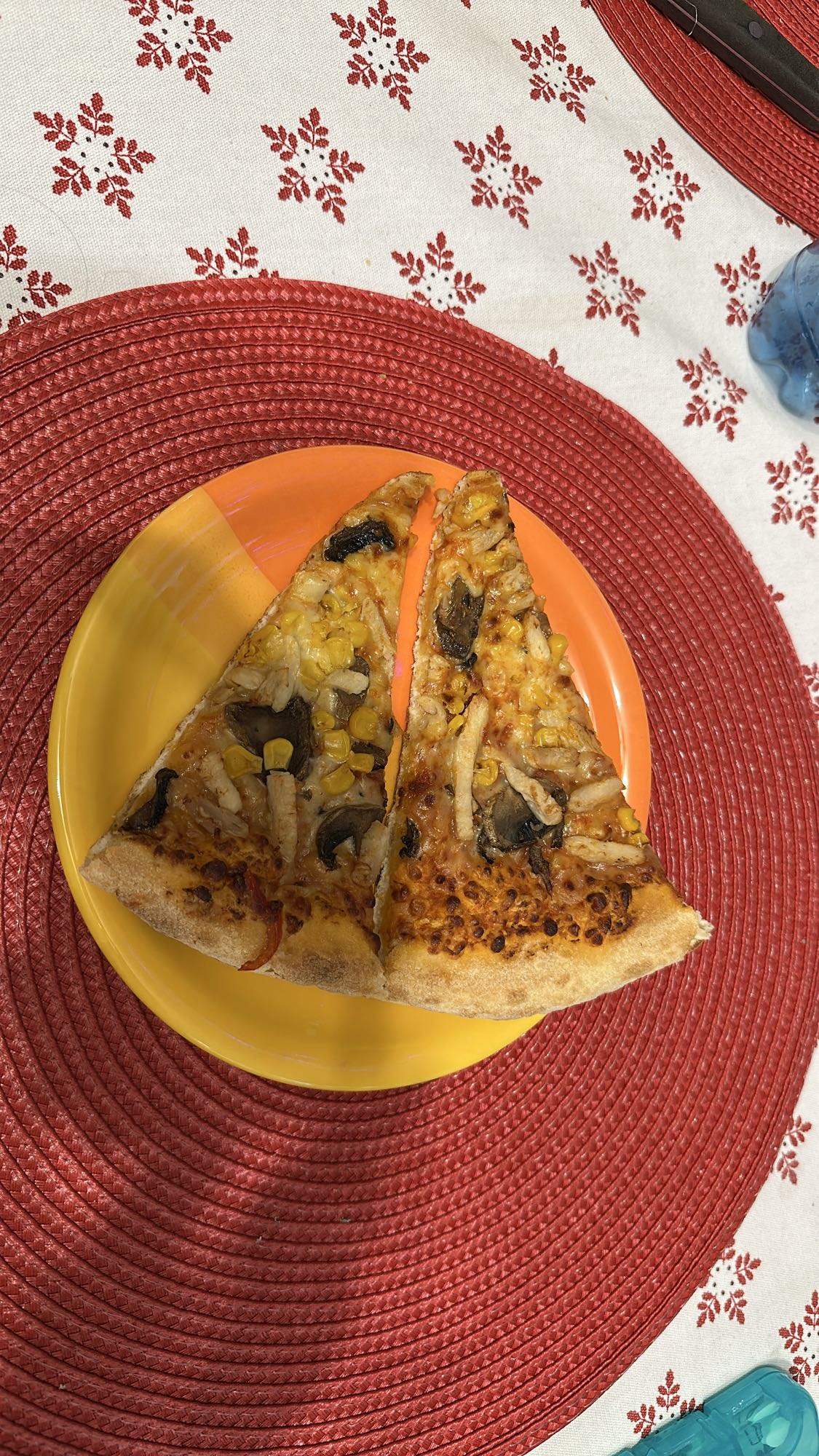 Pizza cu porumb și ciuperci