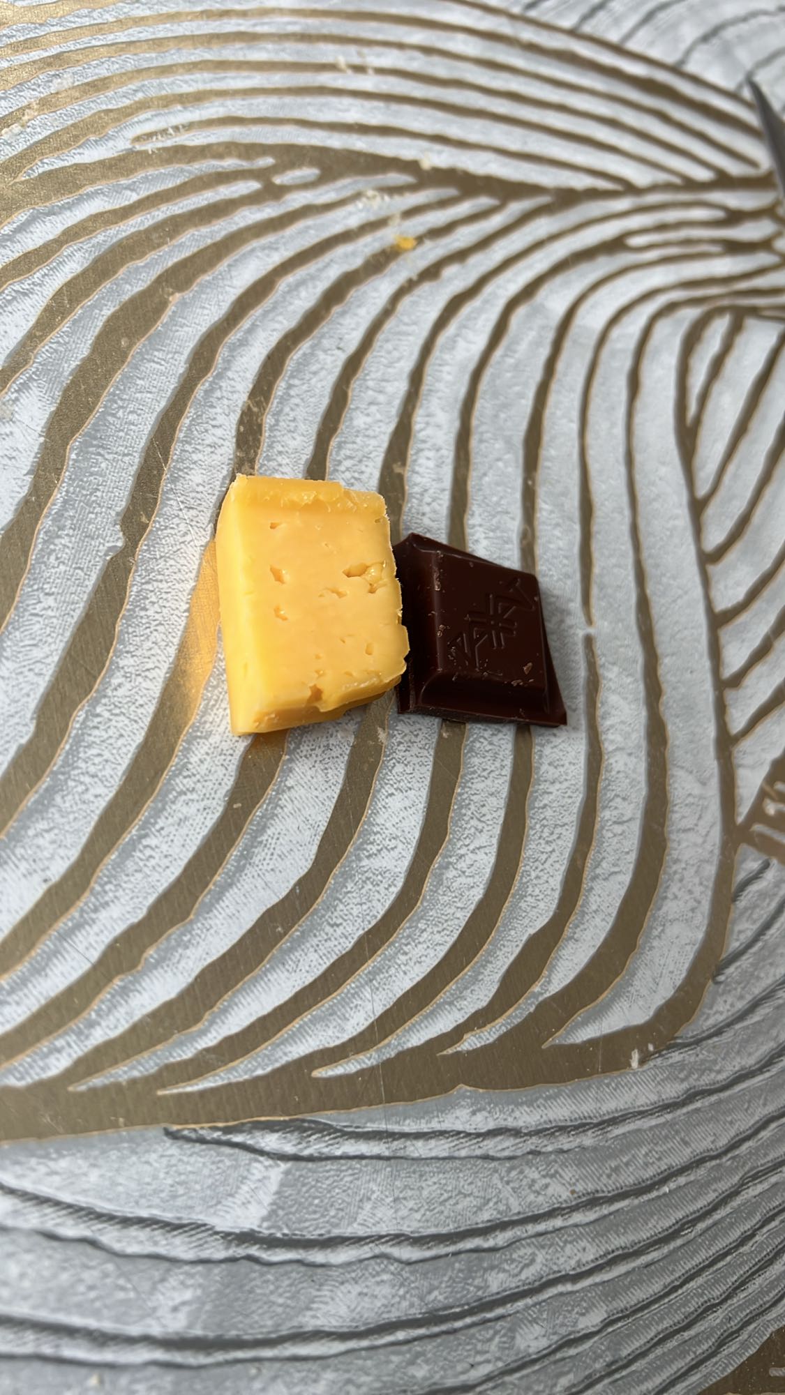 сыр и тёмный шоколад