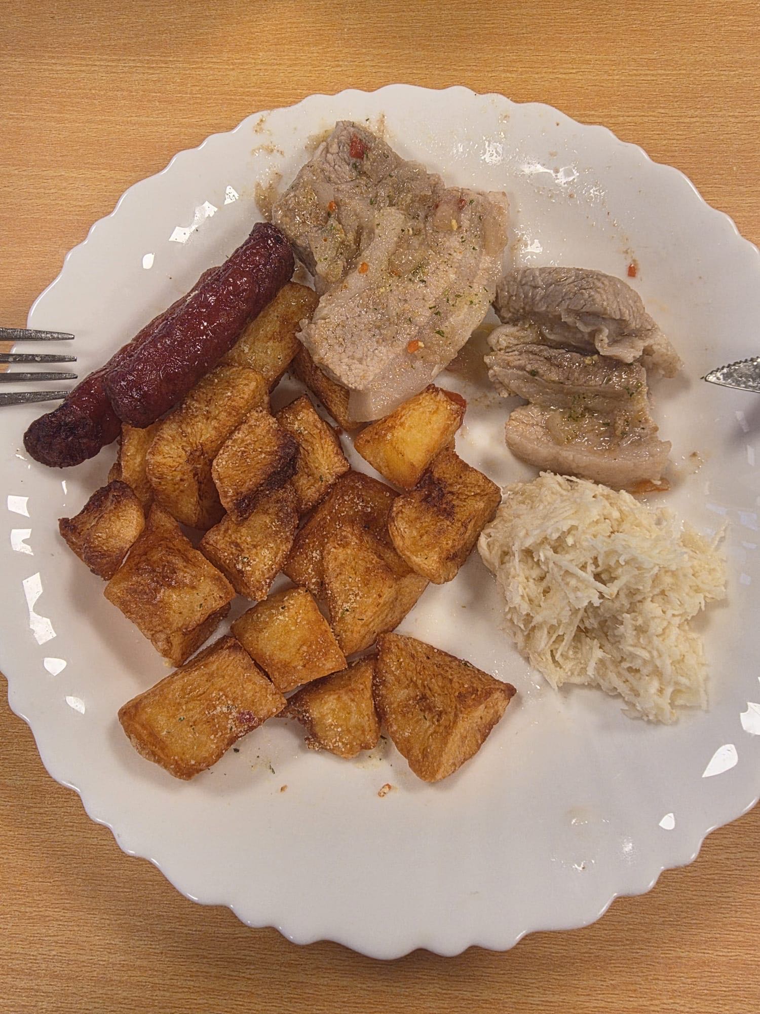 Cartofi prăjiți cu mici și carne