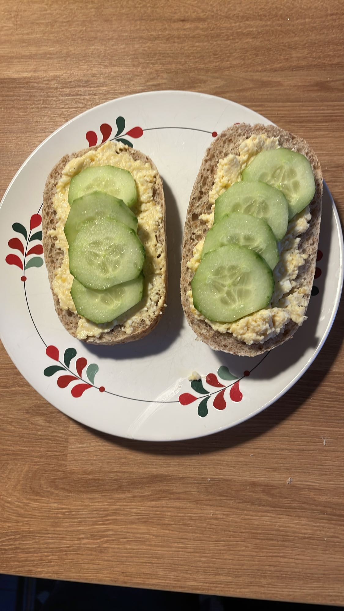 Kanapki z jajkiem i ogórkiem