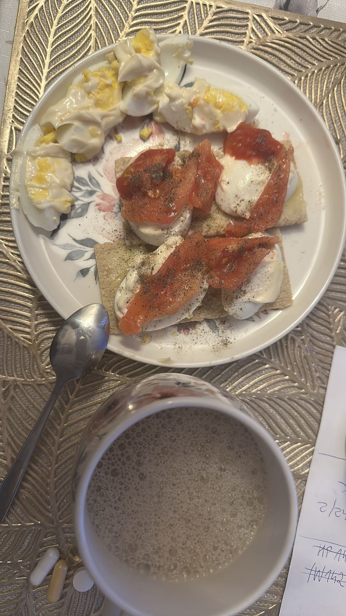 Jajka, chrupkie pieczywo, kawa