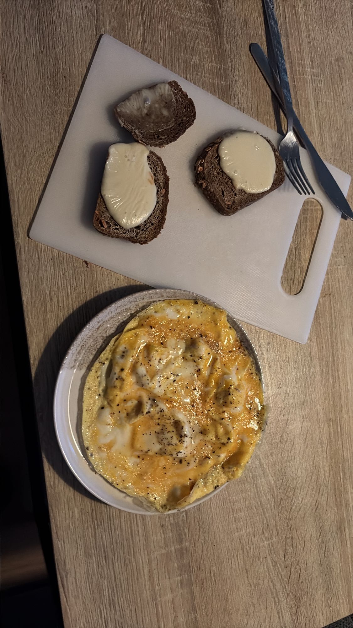 Omelette et pain au fromage