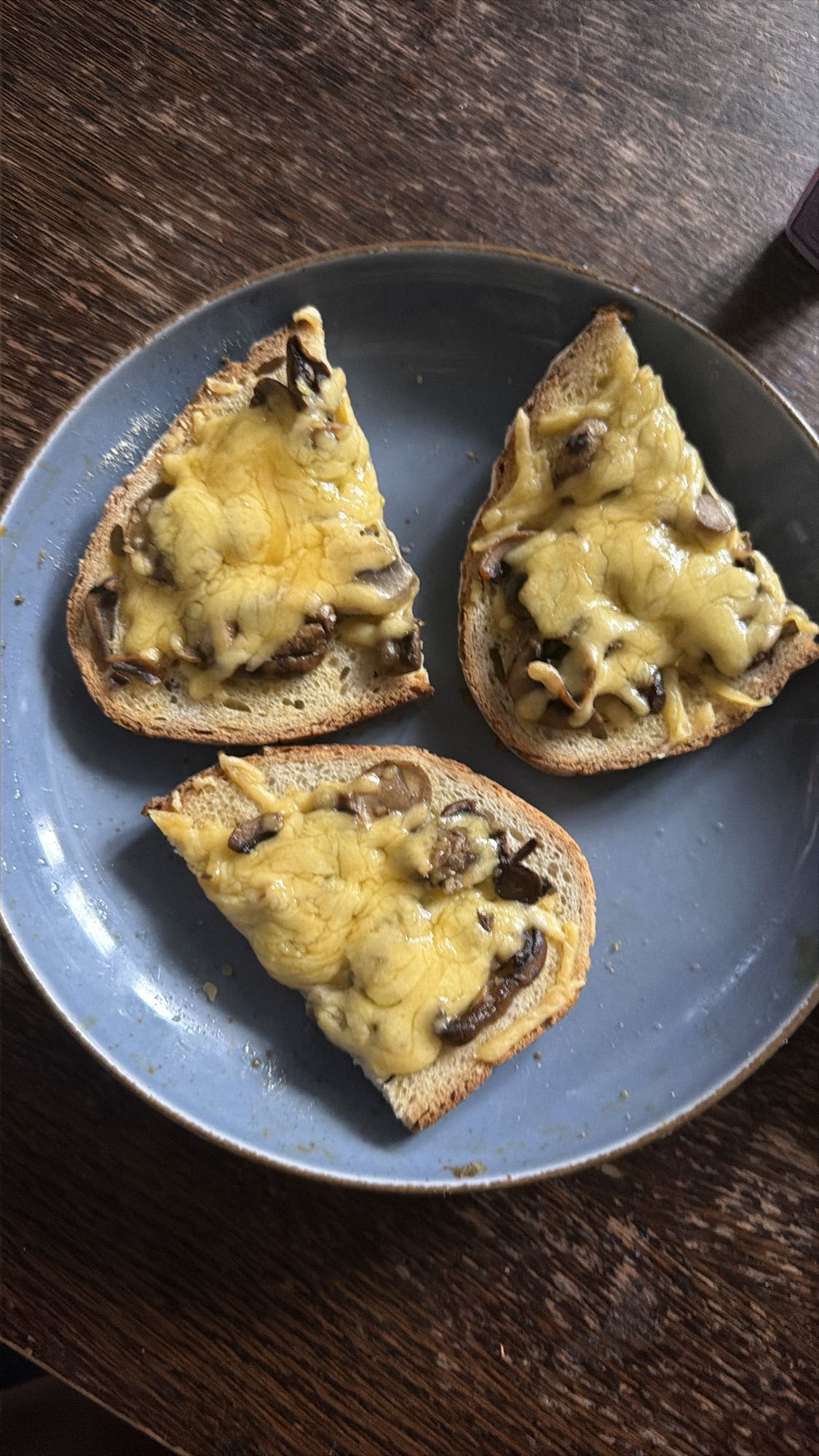 Grzanki z serem i grzybami