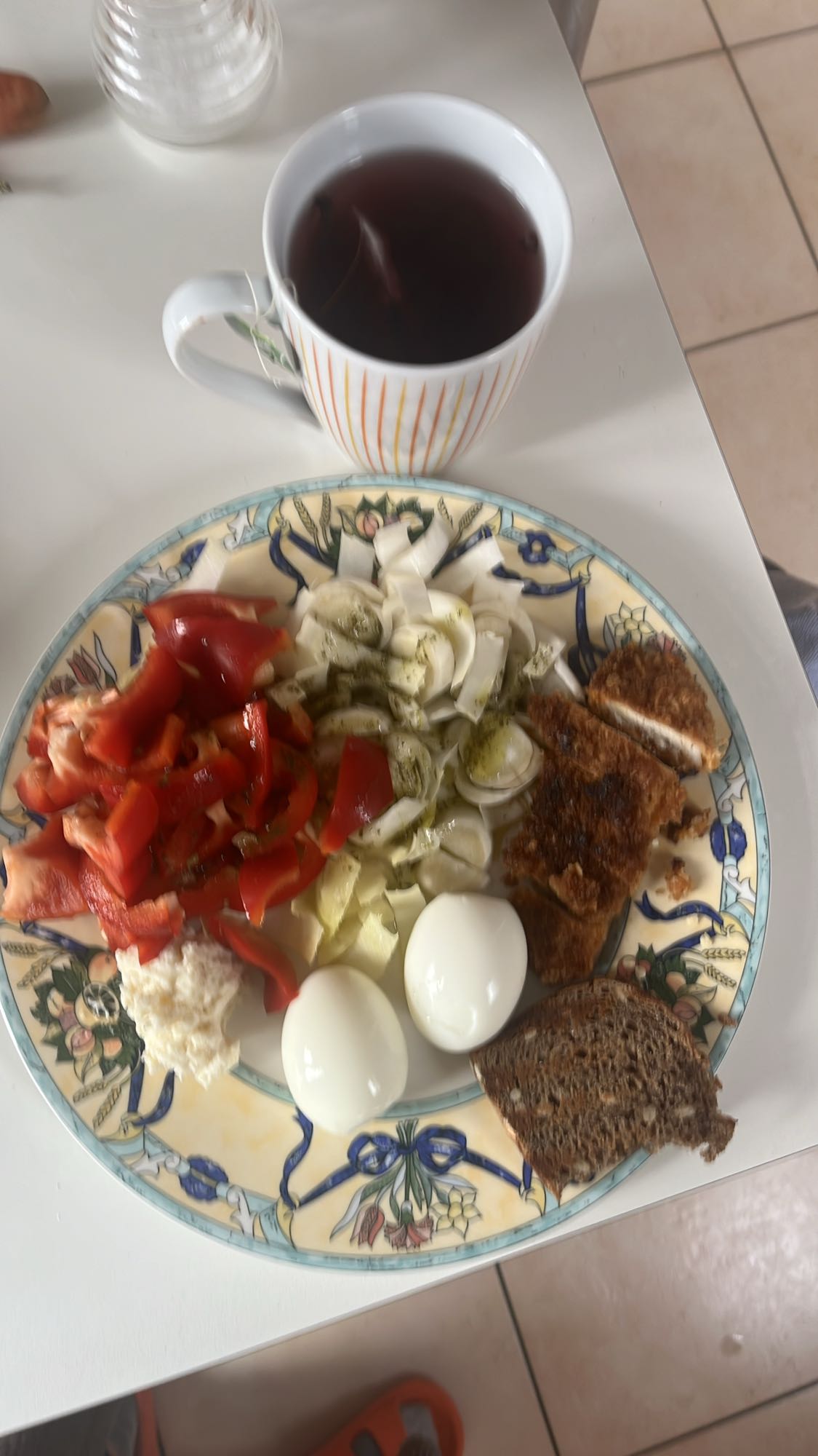 Ontbijtbord met thee