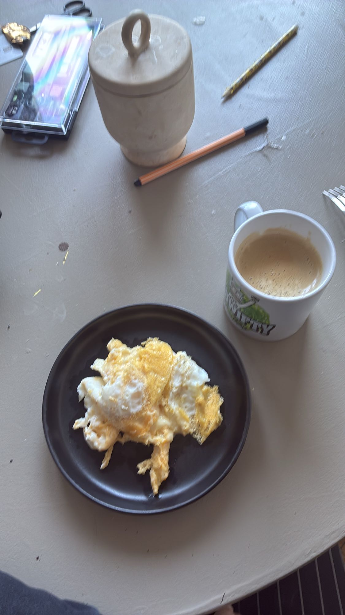 Gebakken eieren en koffie