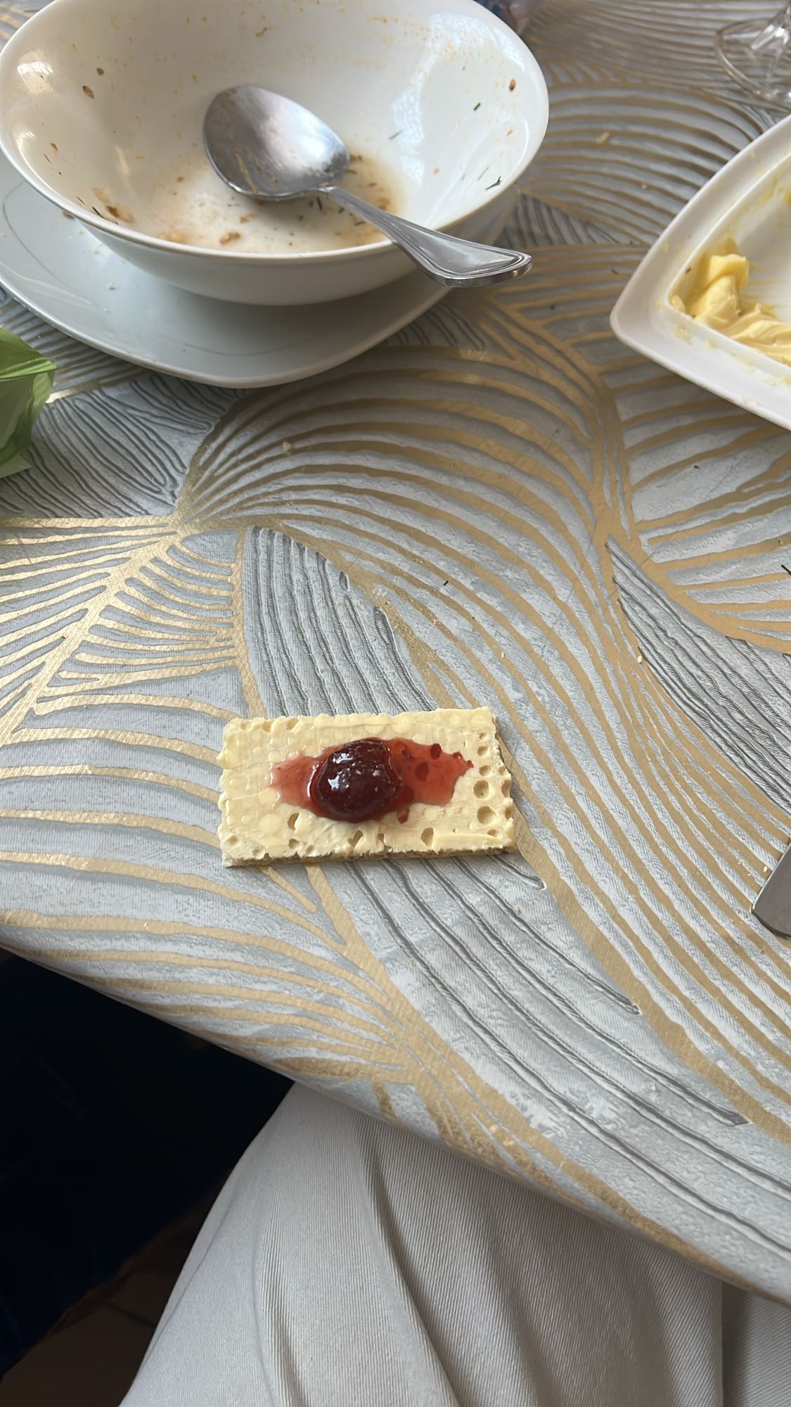 Крекер с маслом и вареньем