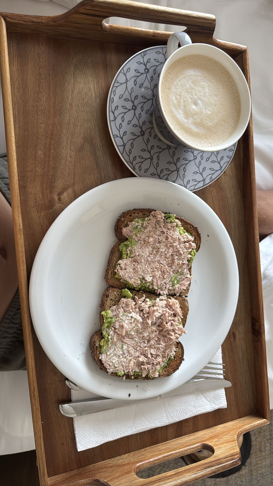 Tostadas con atún y capuchino