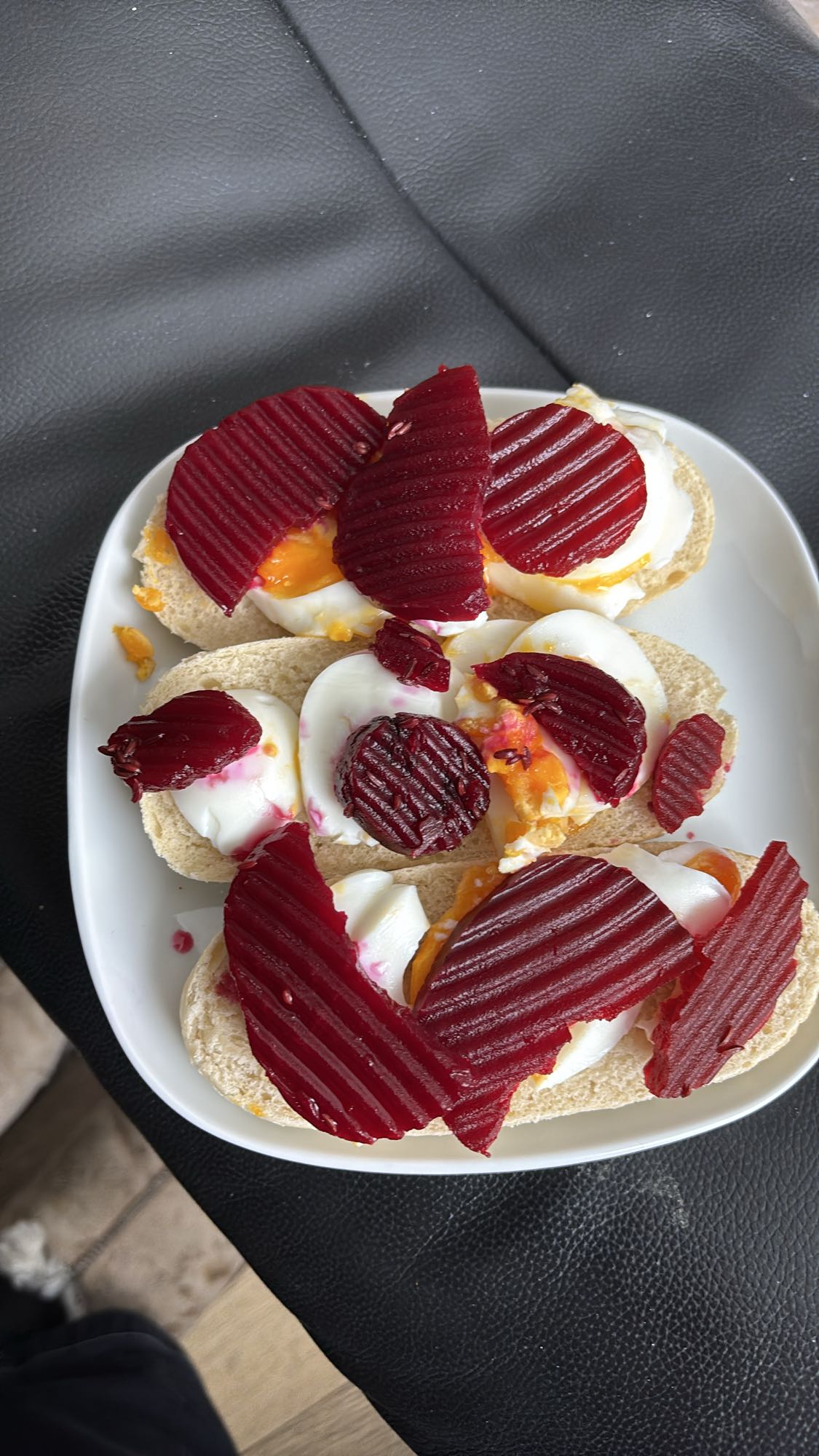 Egg og rødbettsmørbrød