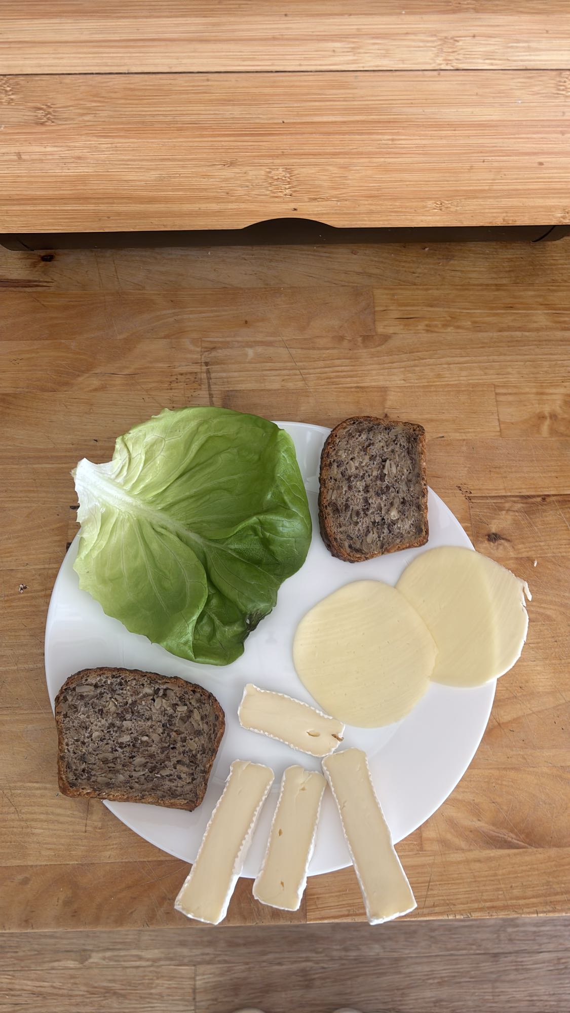 Kanapki z serem i sałatą