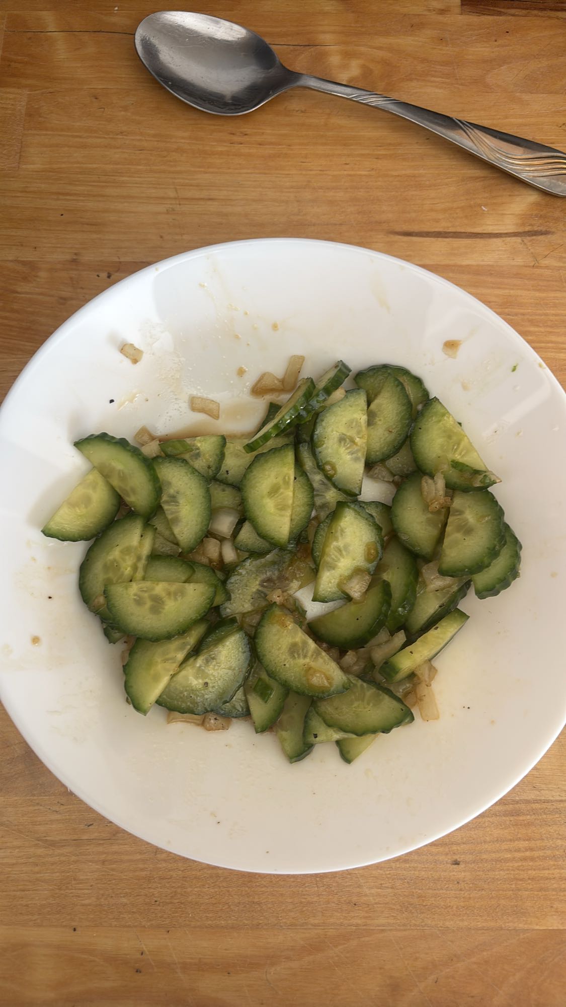 Sałatka z ogórkiem i cebulą