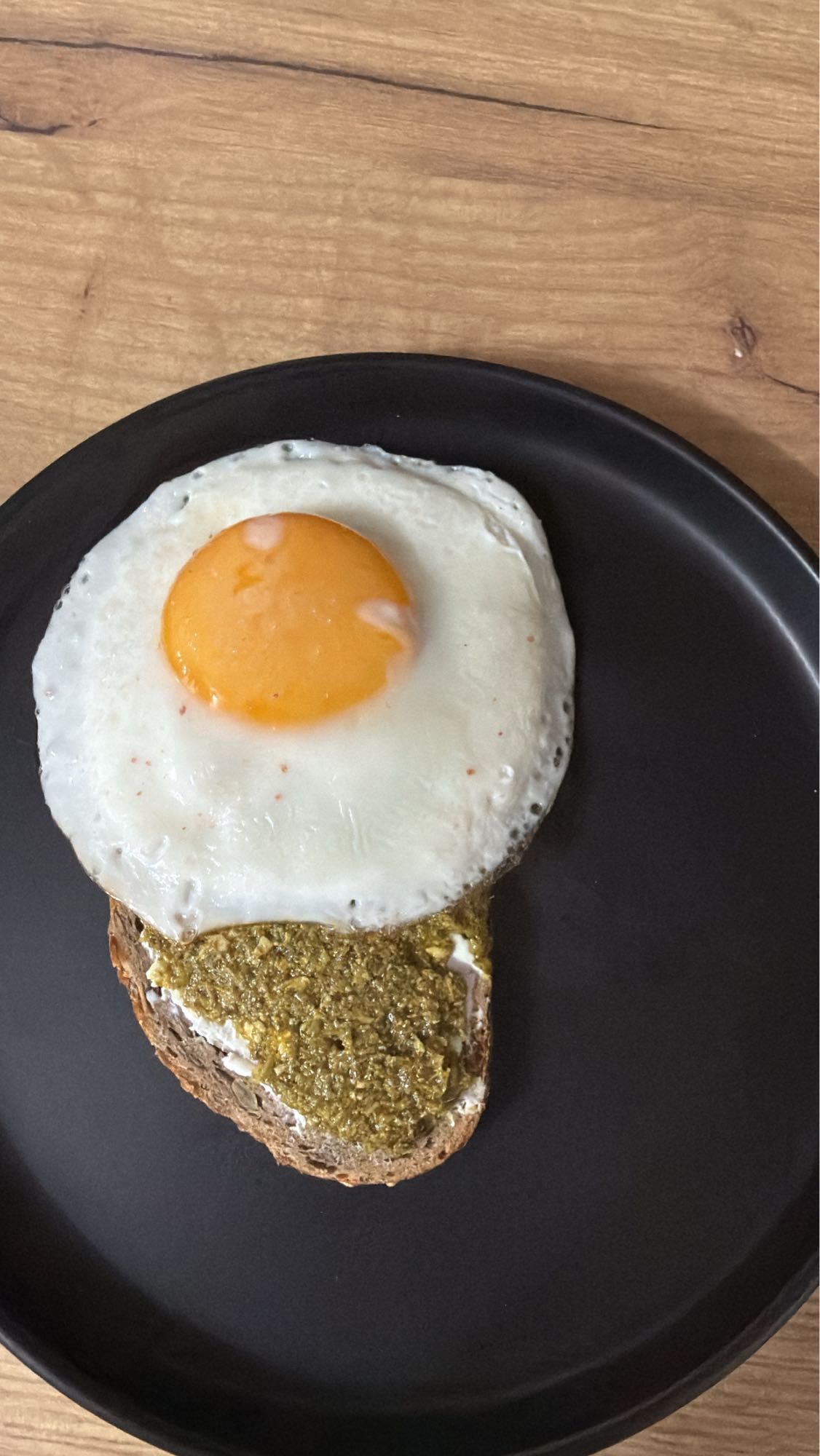 Toast cu ou și pesto