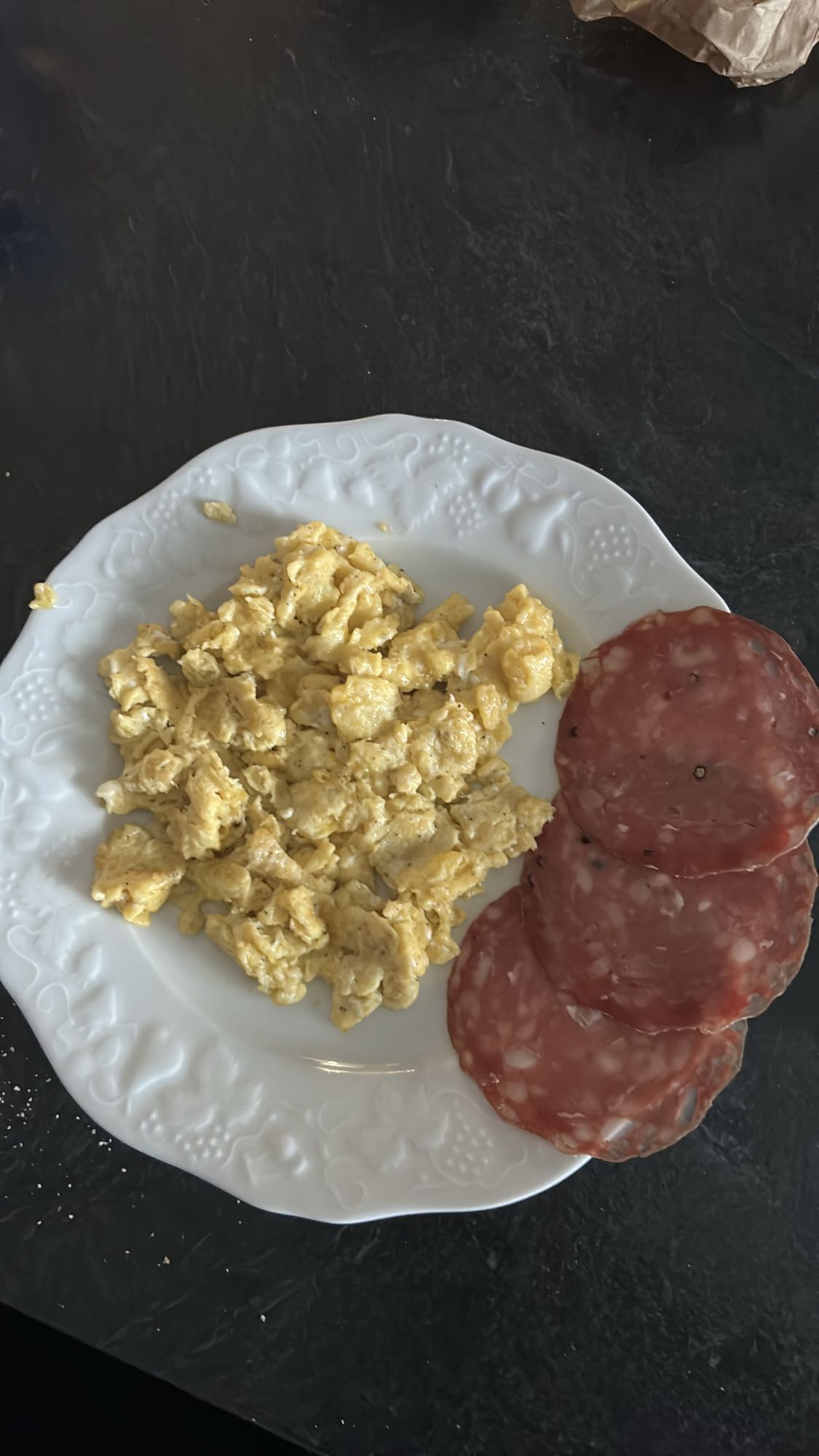 œufs brouillés et salami
