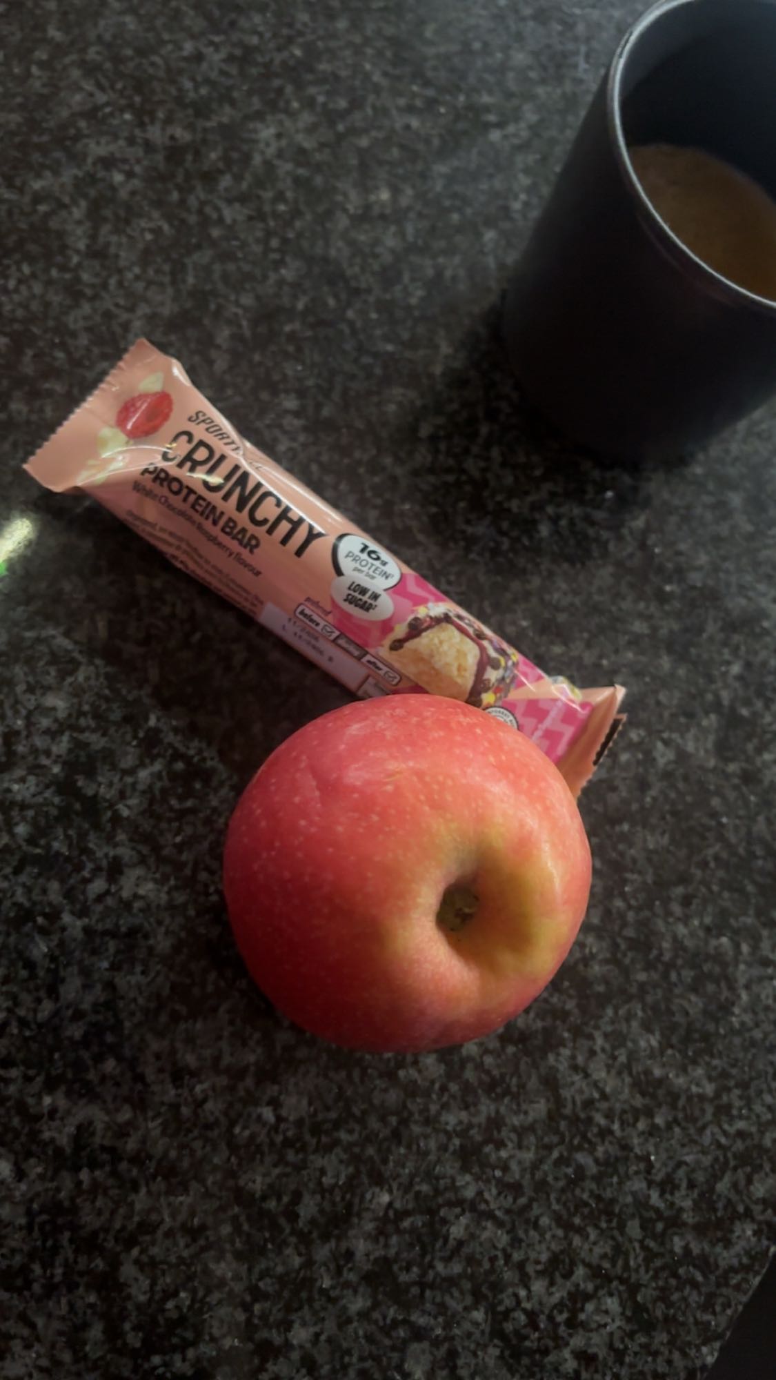 Barre protéinée, pomme, café
