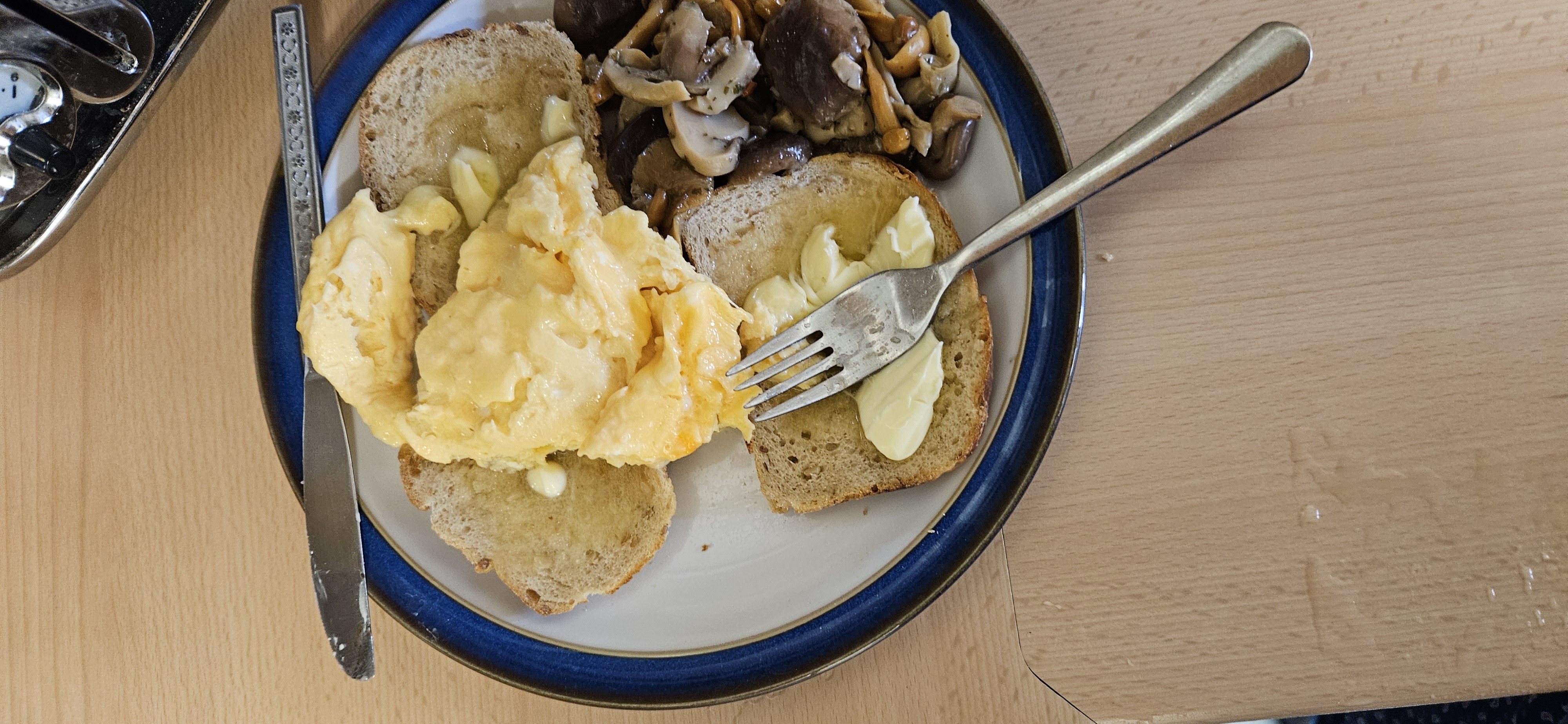 Scrambled eggs on toast