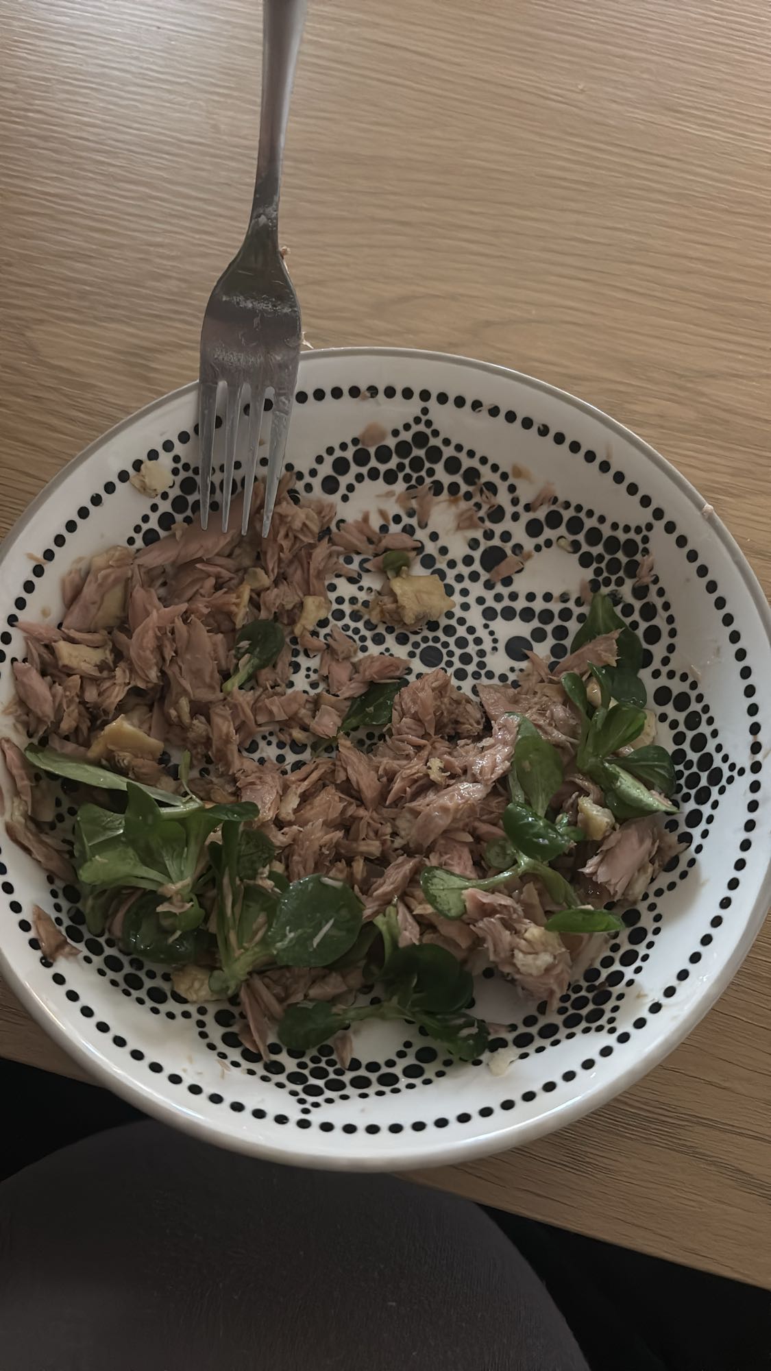 Insalata con tonno, valeriana e cracker al farro