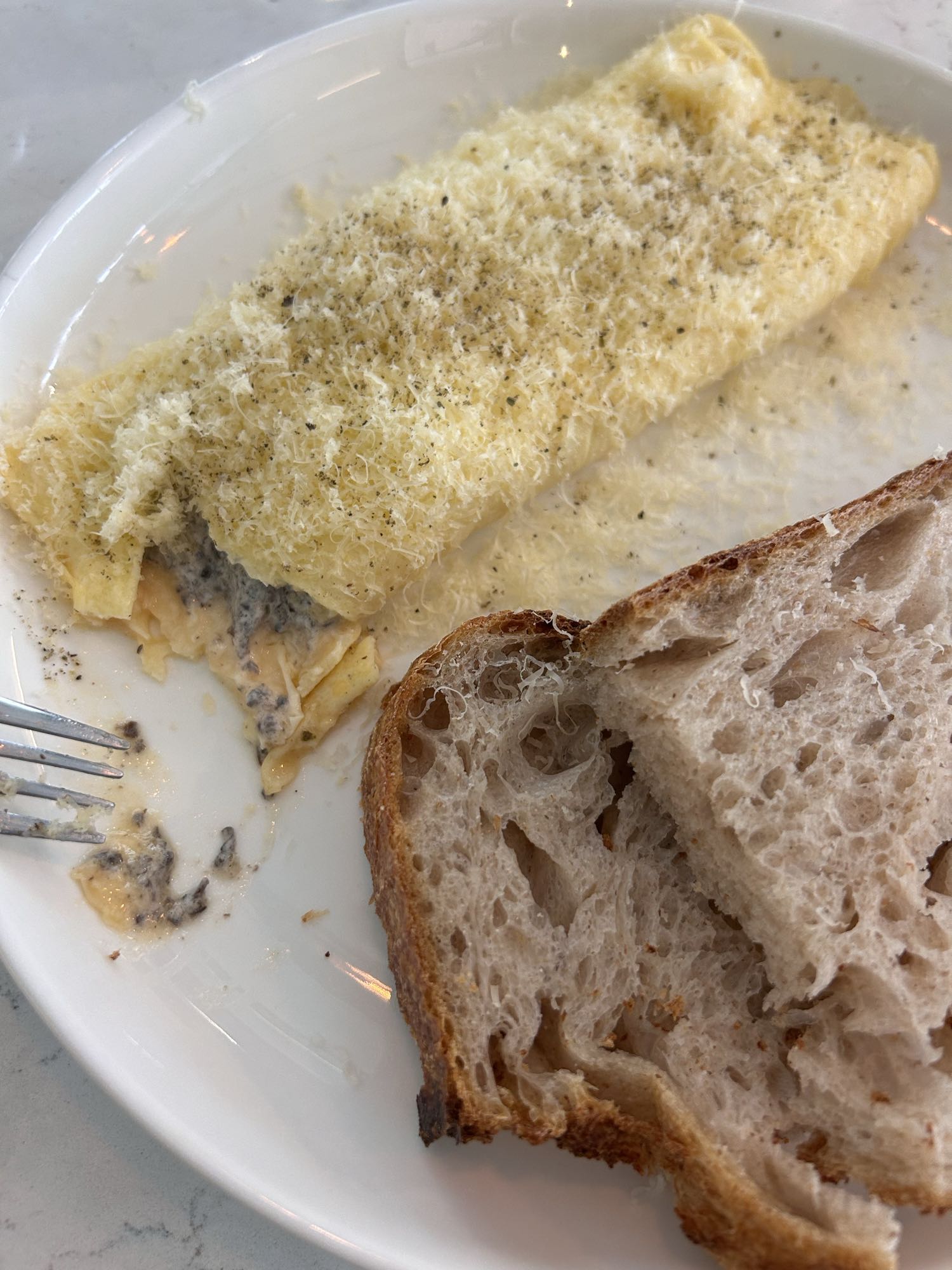 омлет с сыром и хлебом
