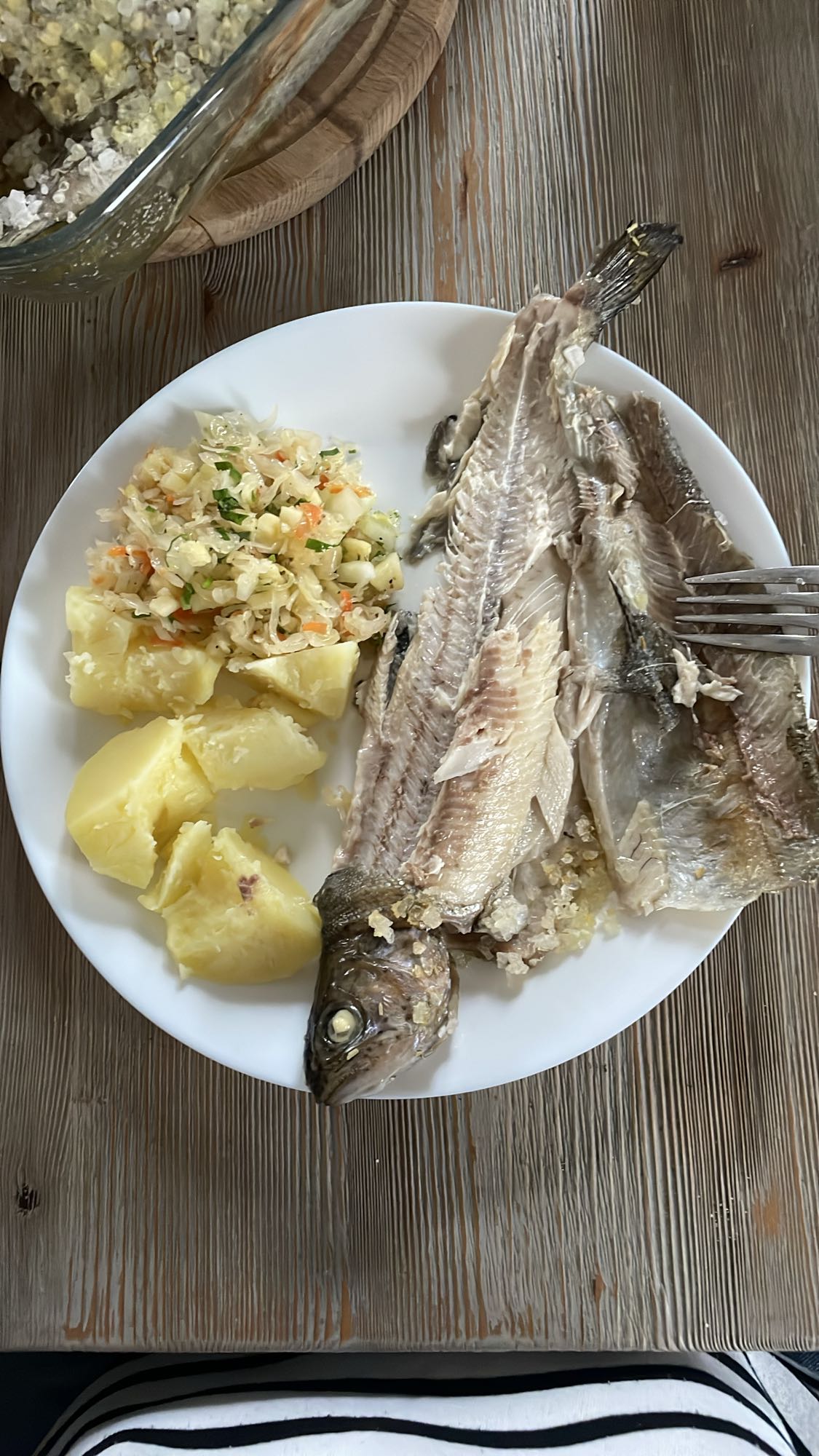 Ryba z ziemniakami i surówką