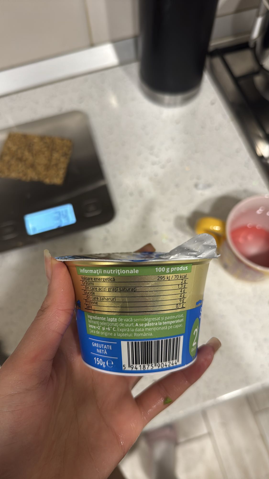 Yogurt and crispbread