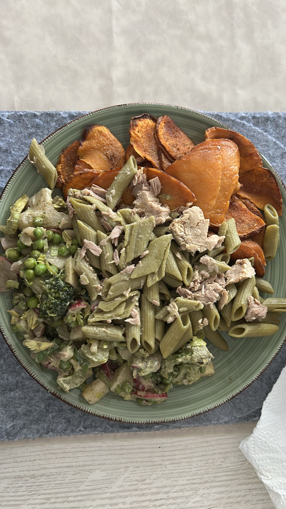 Pasta con atún y verduras