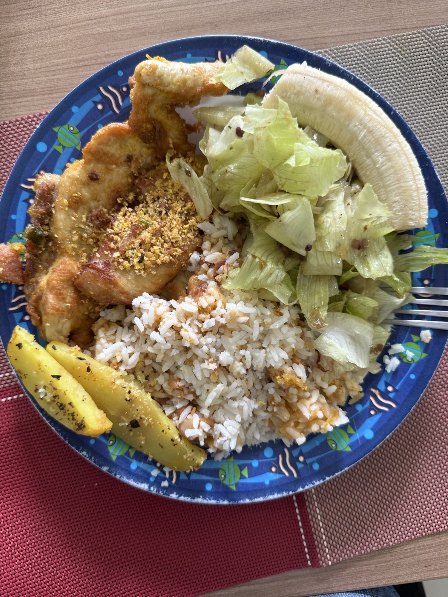 Arroz com frango e salada