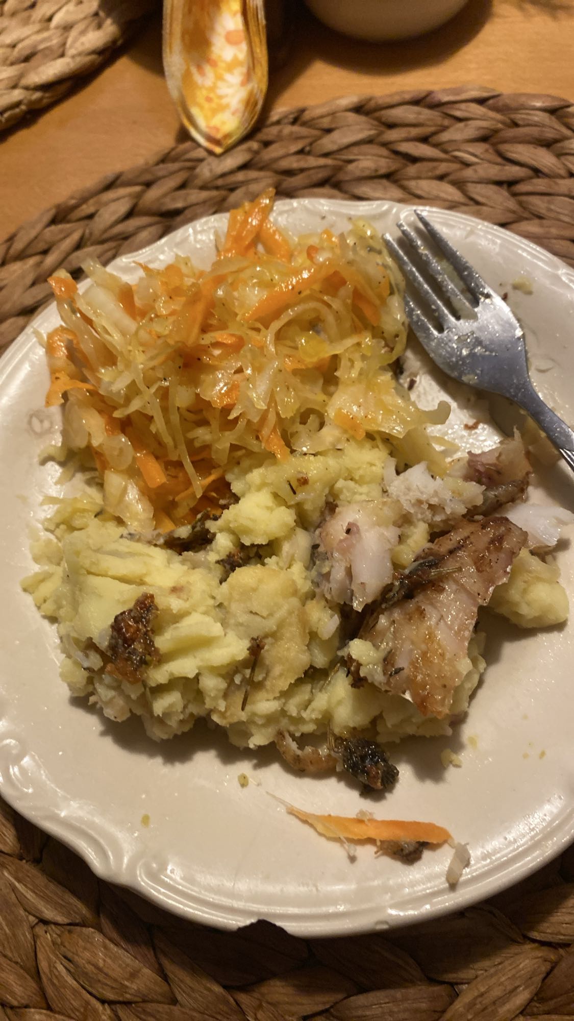 Ryba z ziemniakami i surówką