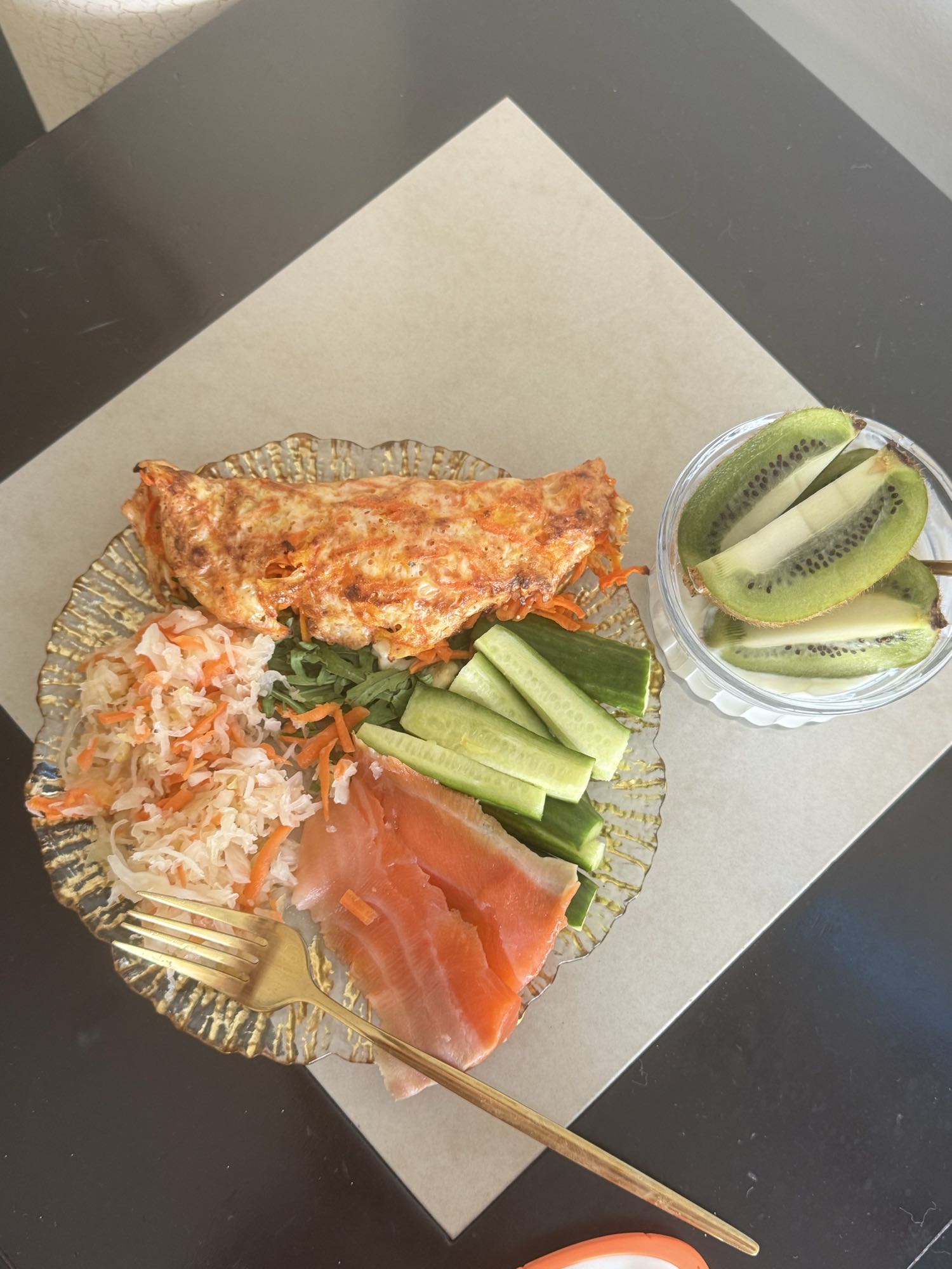 Омлет з лососем та ківі