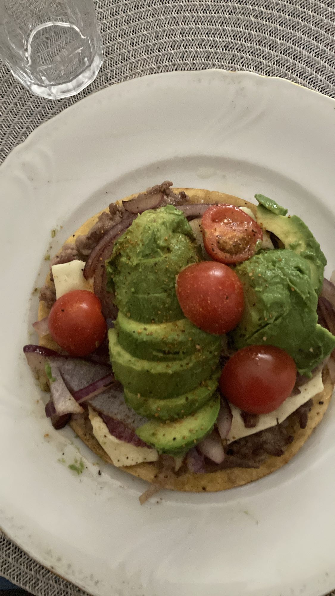 Tostada med avokado och ost