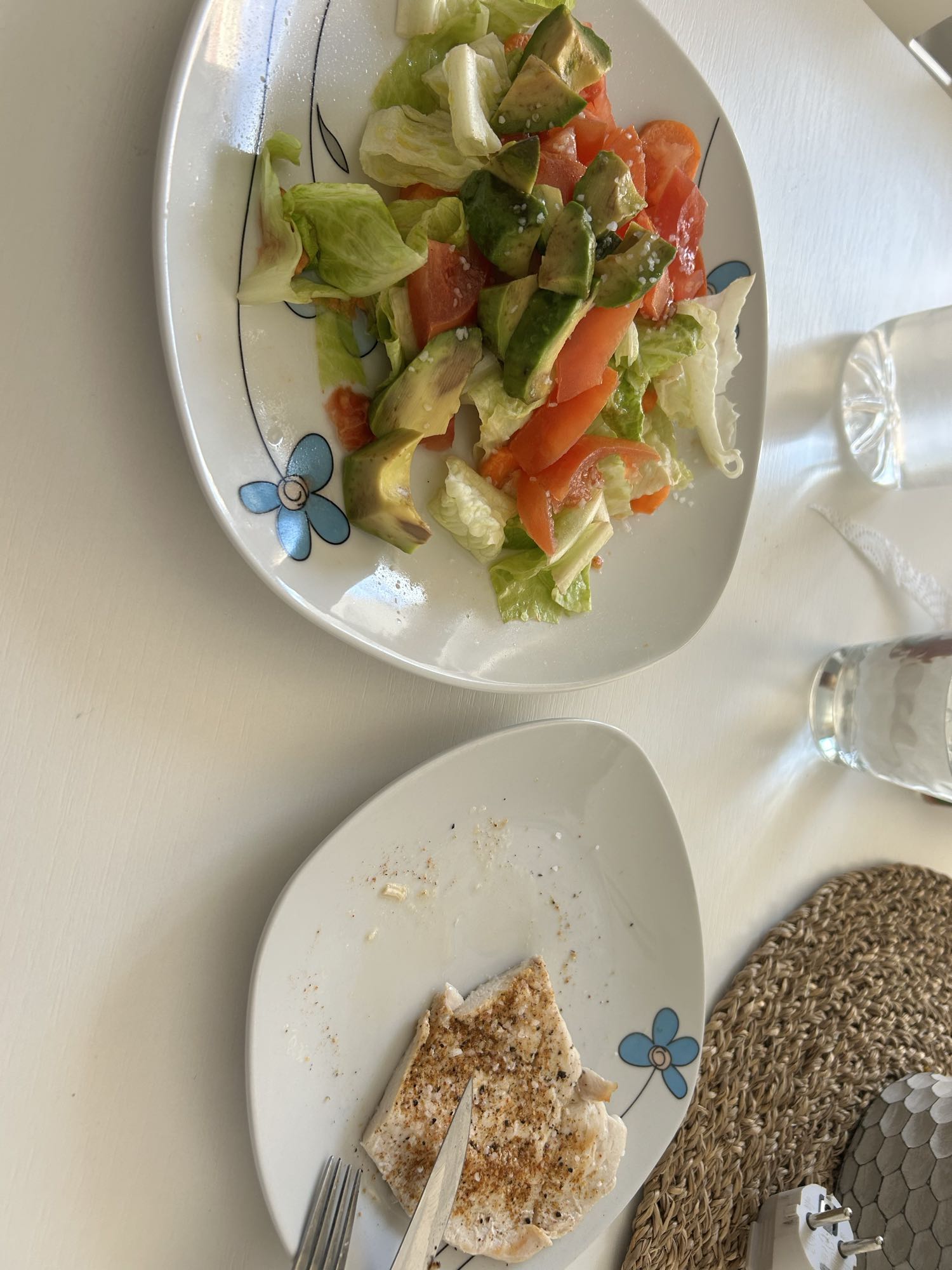 Pollo con ensalada fresca