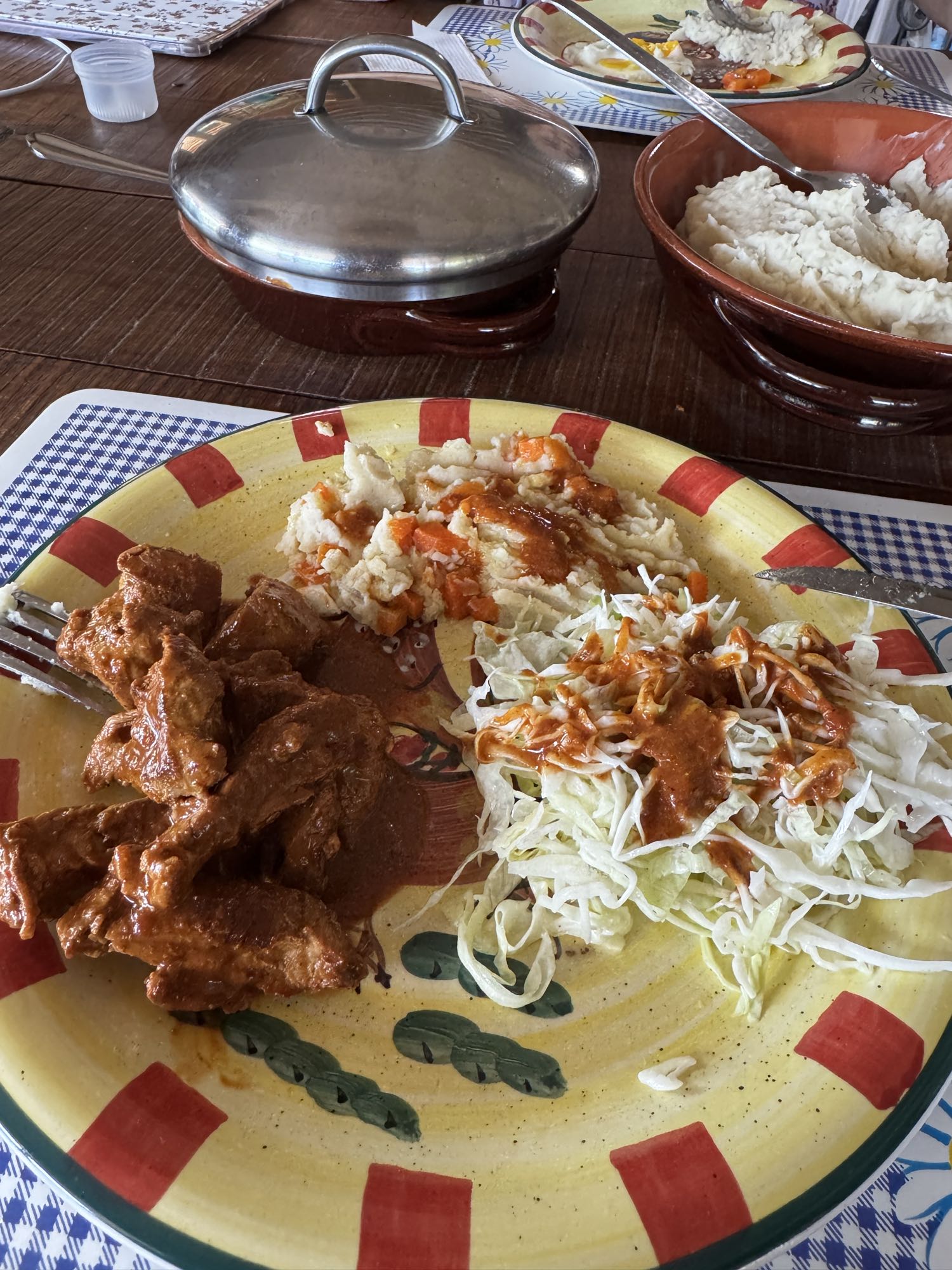 Carne con puré y ensalada
