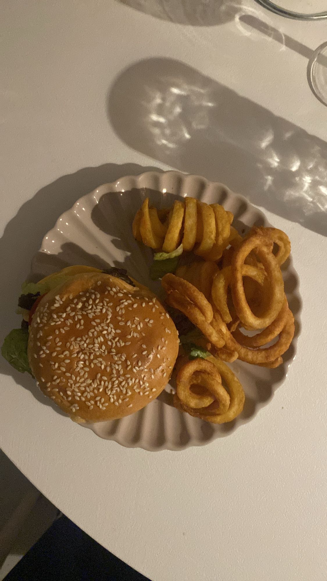 Burger og curly fries