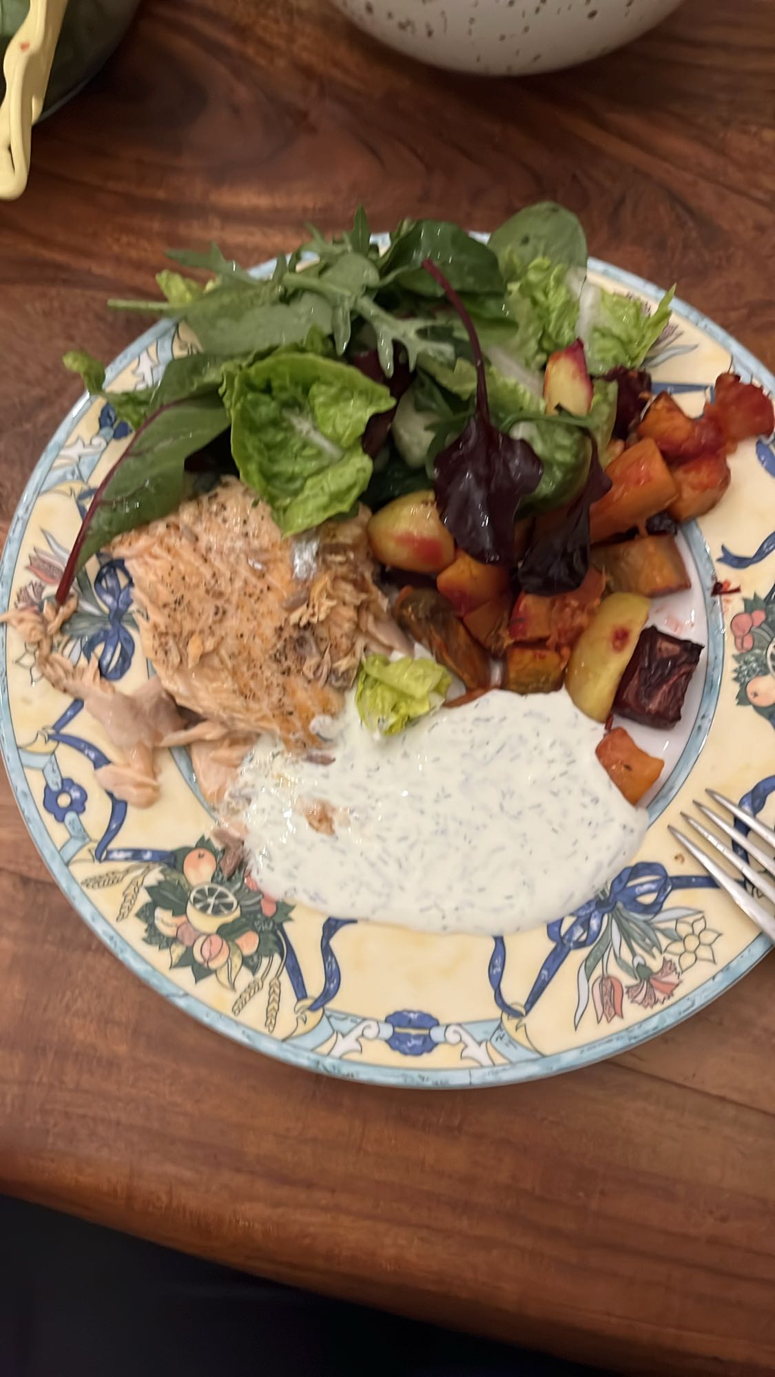 Zalm met salade en groenten