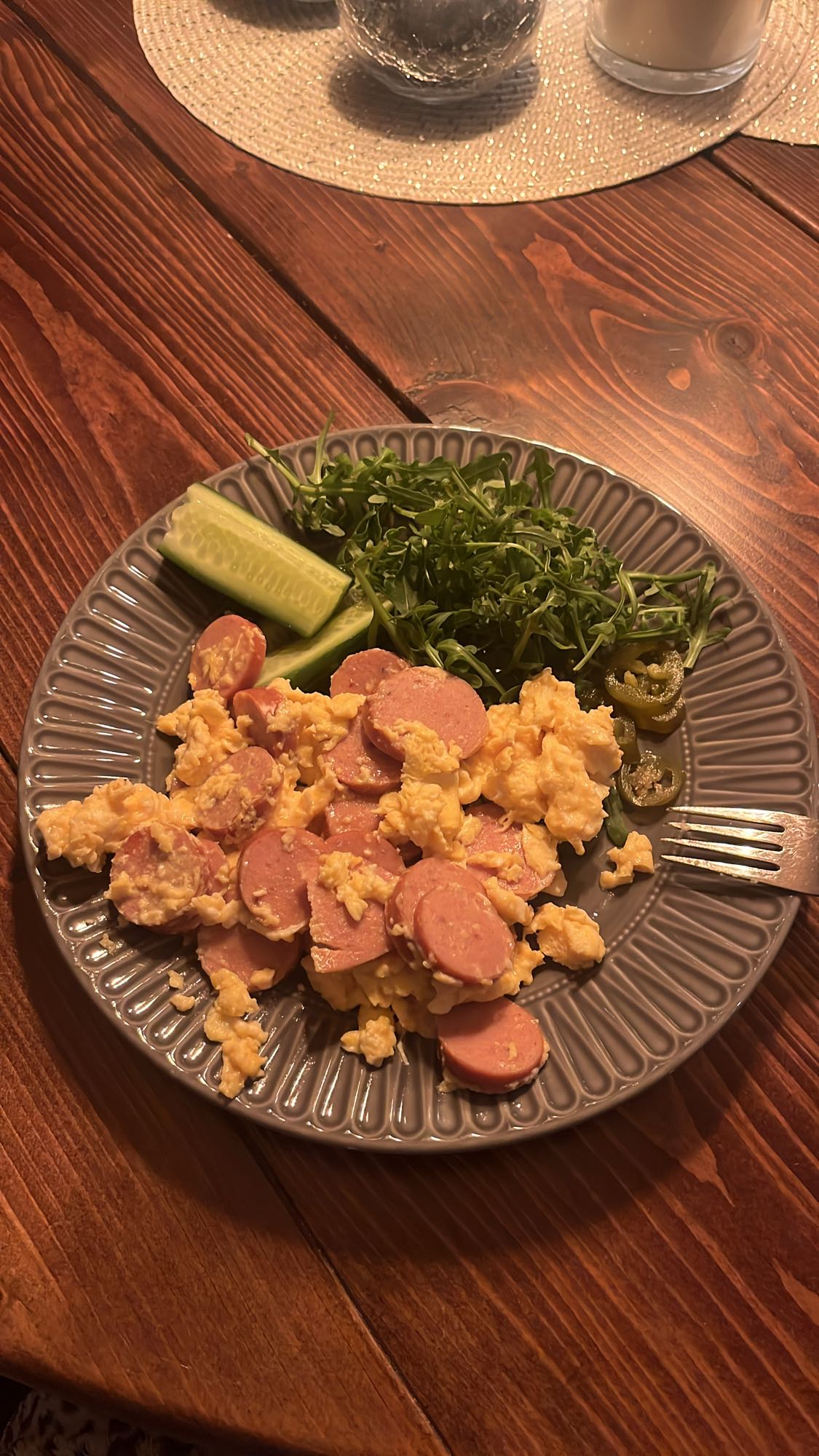 Korv och äggröra tallrik