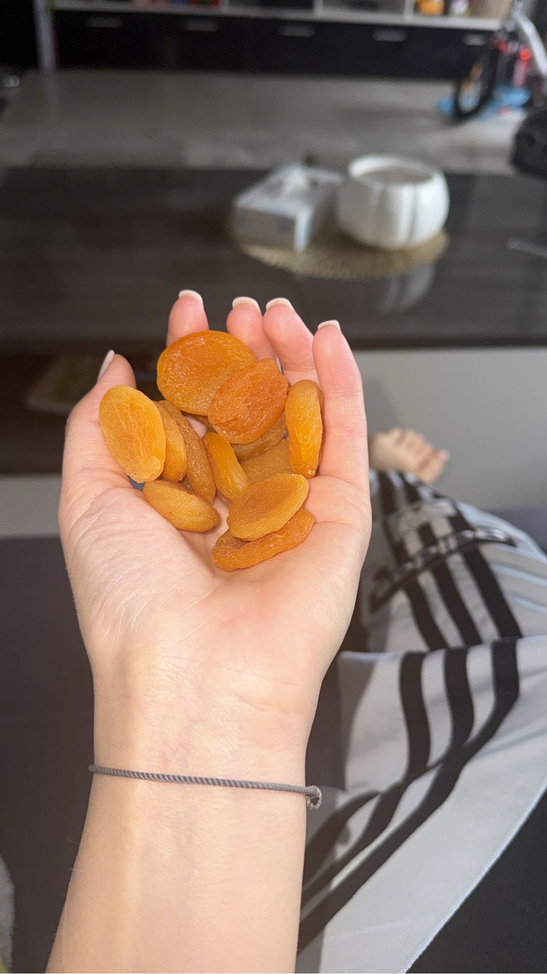 Abricots secs à la main