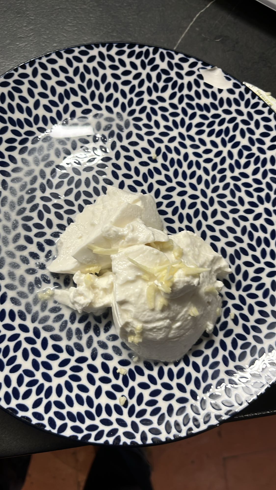 Burrata avec copeaux de fromage
